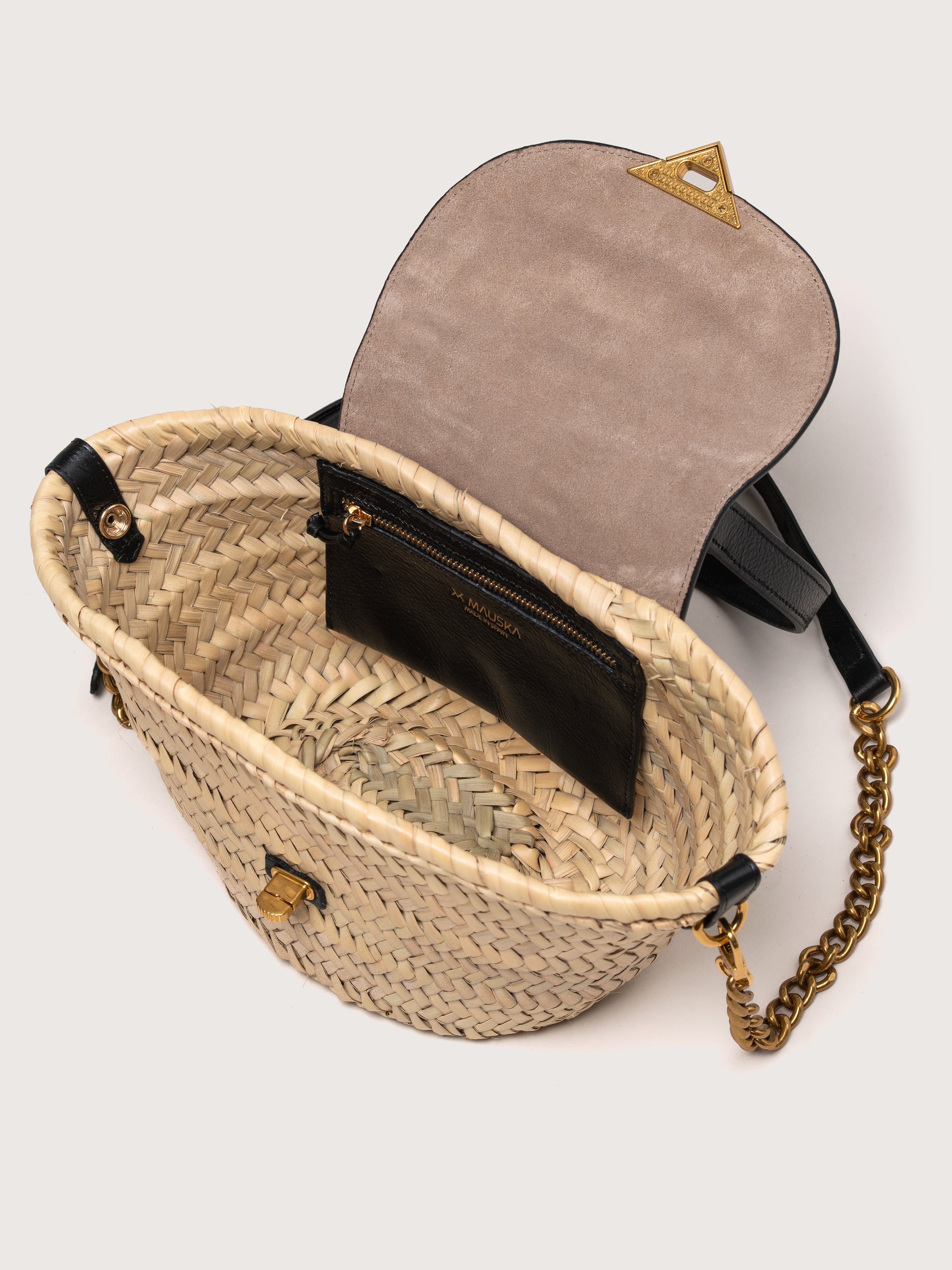 Interior con saquito de algodón del capazo MAUSKA Capazo Majorelle con asa negro hecho en Ubrique.