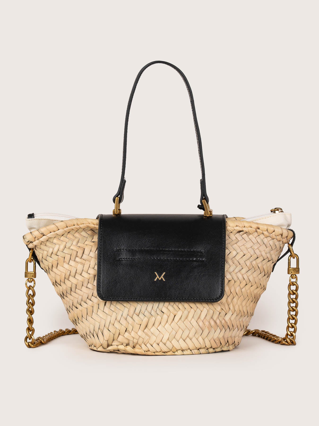 Parte posterior del capazo artesano Majorelle con asa negro con acabados de Ubrique.