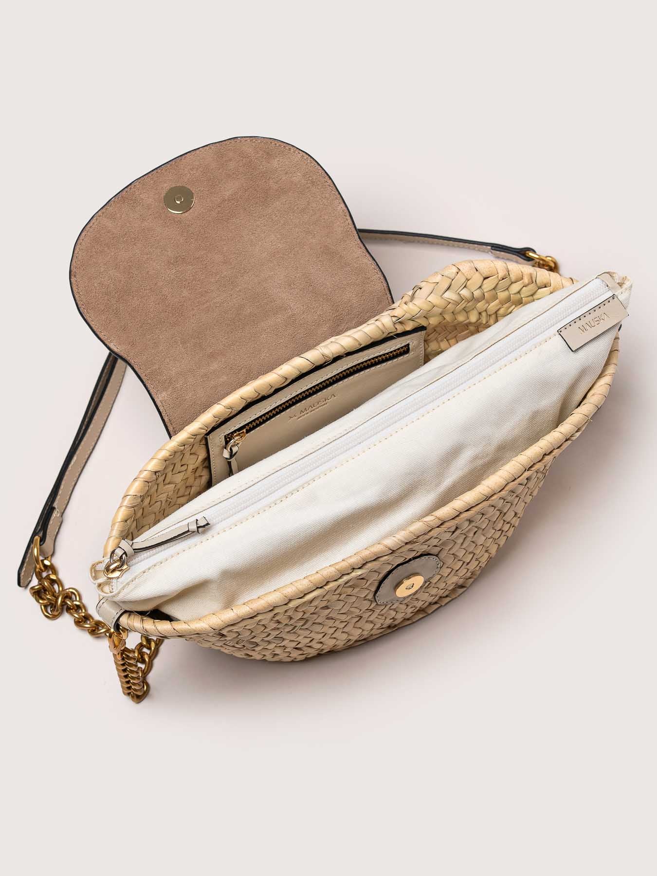 Detalle del interior forrado del capazo Majorelle Hueso con sello artesano.