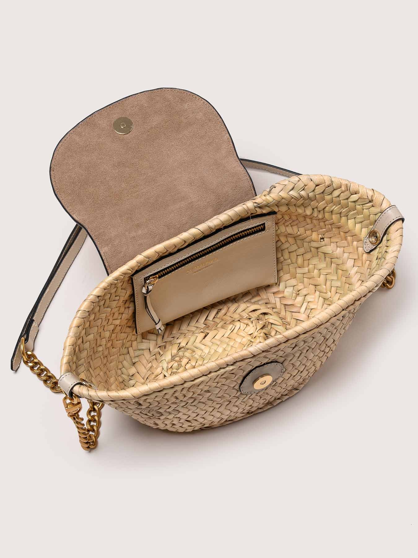 Detalle del ibolsillo nterior forrado del capazo Majorelle Hueso con sello artesano.