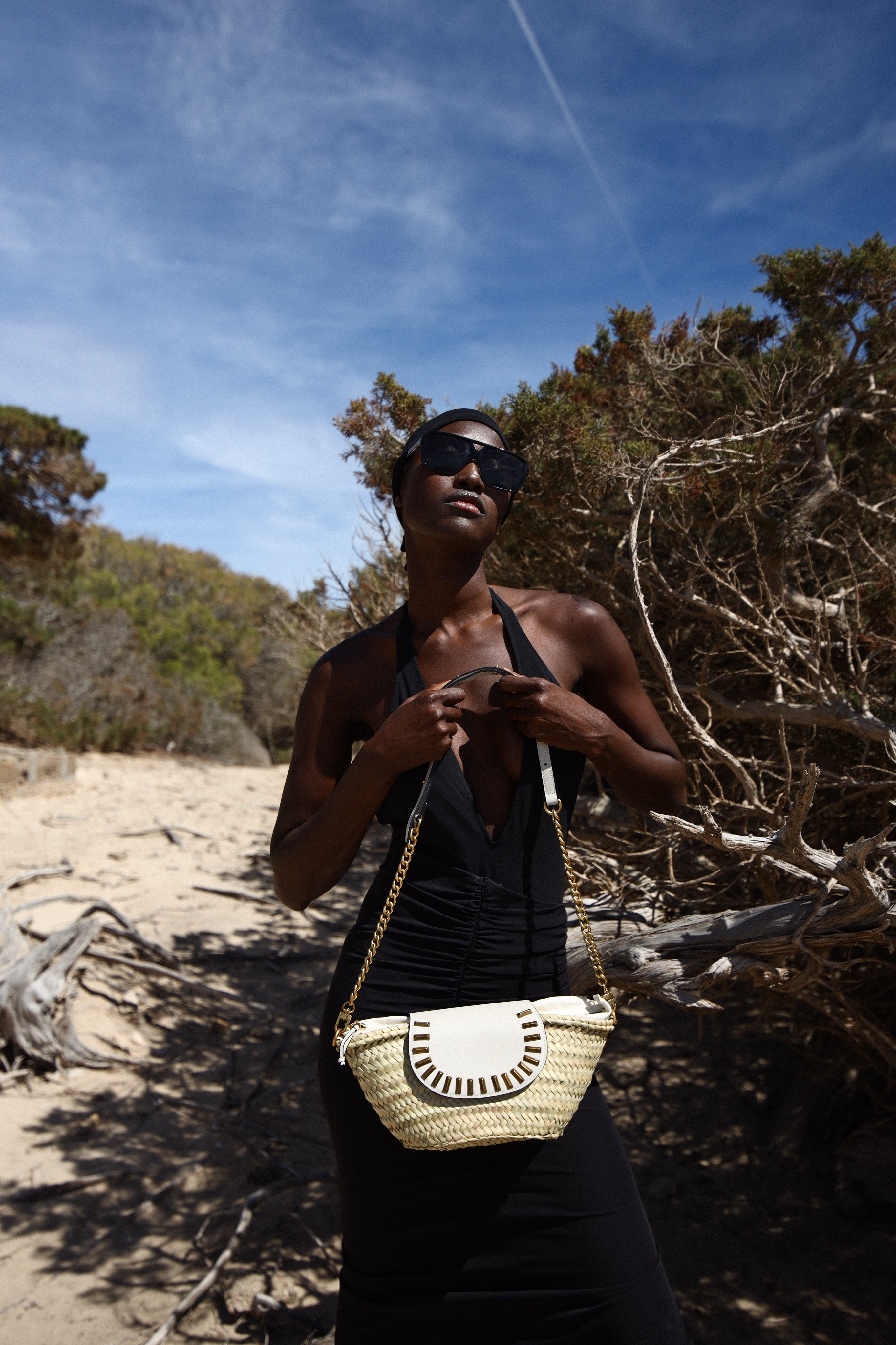 Estilismo con el capazo Majorelle Hueso con tachuelas hecho a mano en Ubrique.
