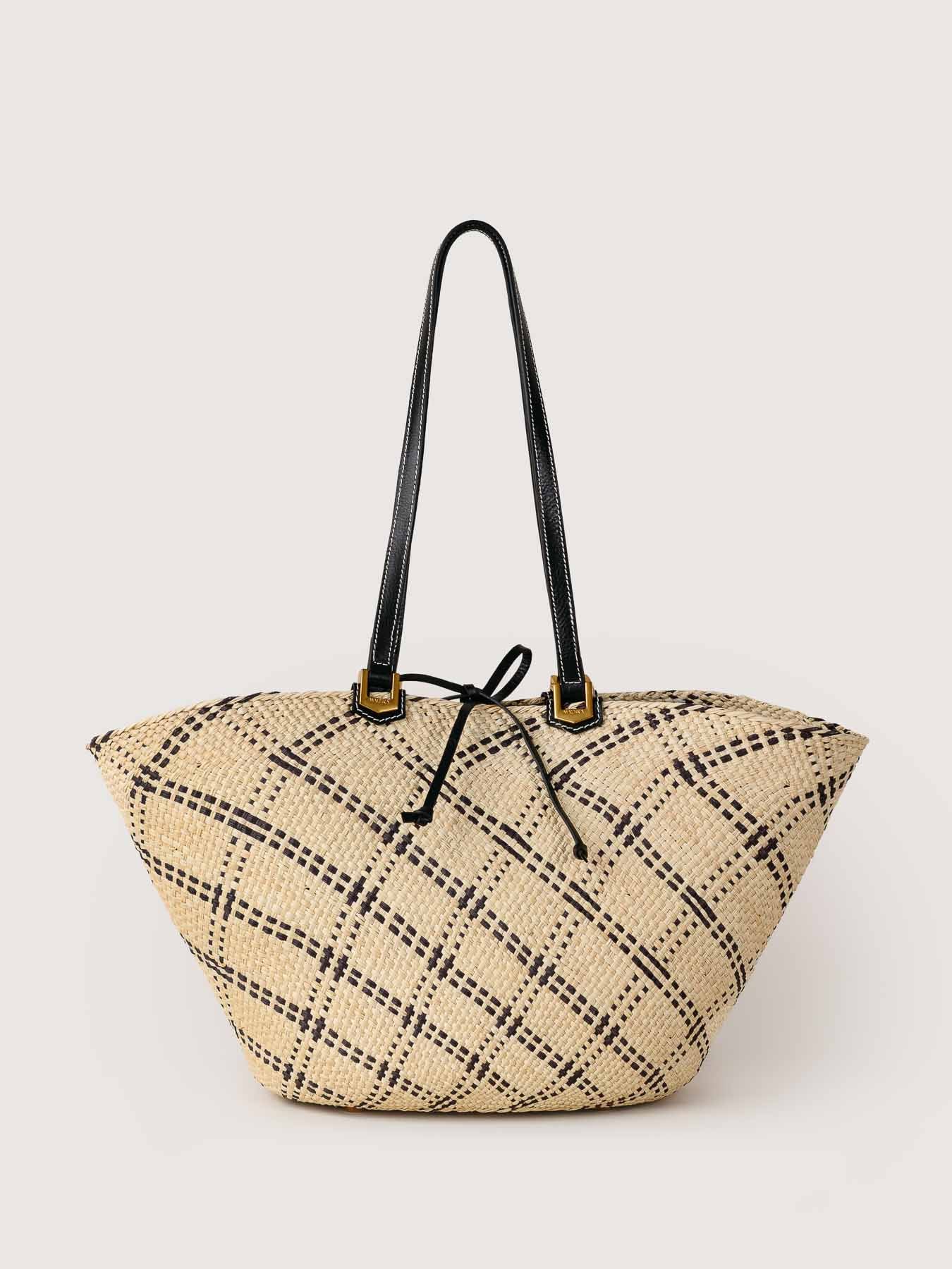 Front view of the Cartagena Chess, defined by its structured silhouette and distinctive contrast.