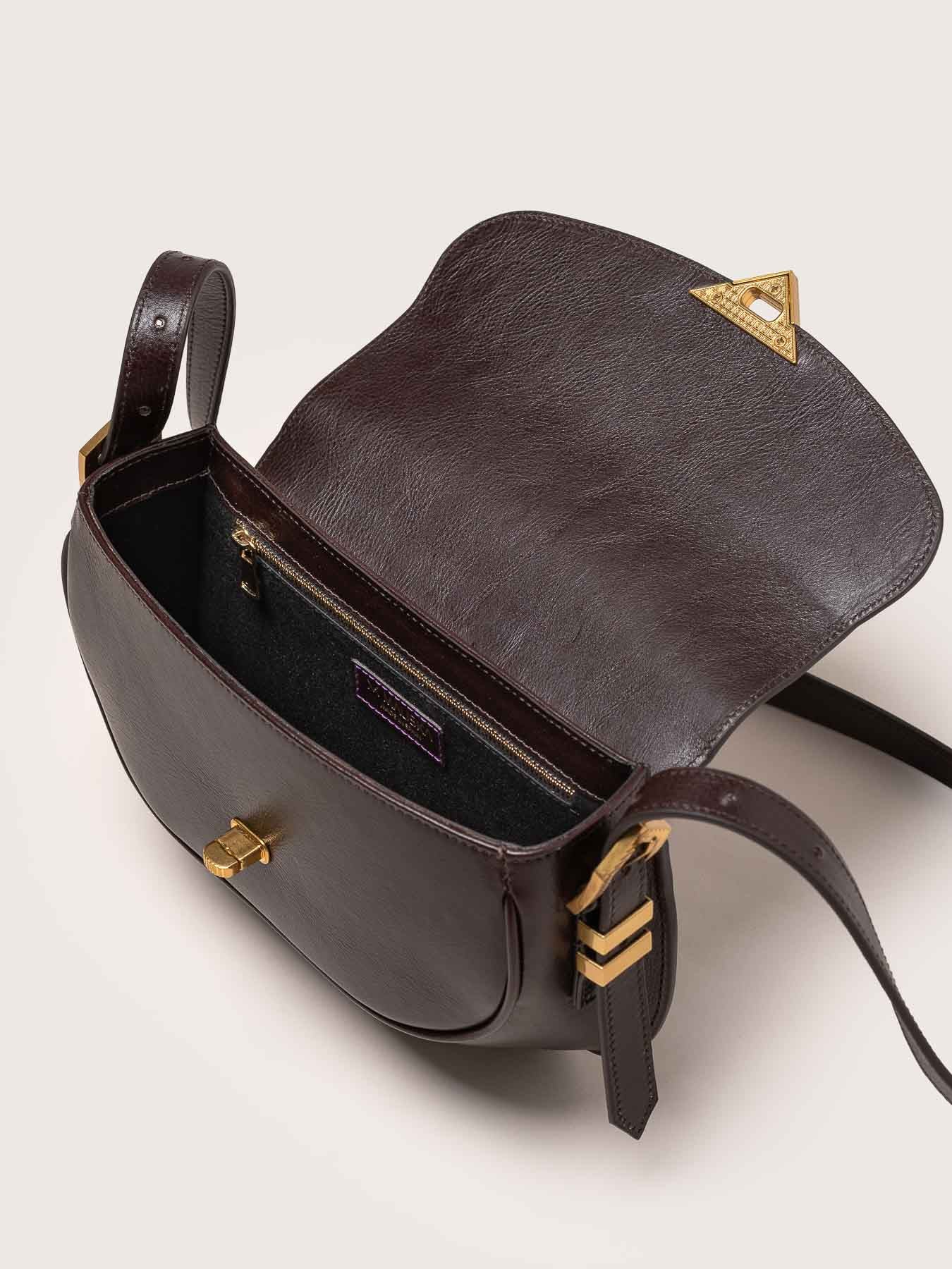 Compartimentos del bolso Castañuela chocolate con sello artesano.