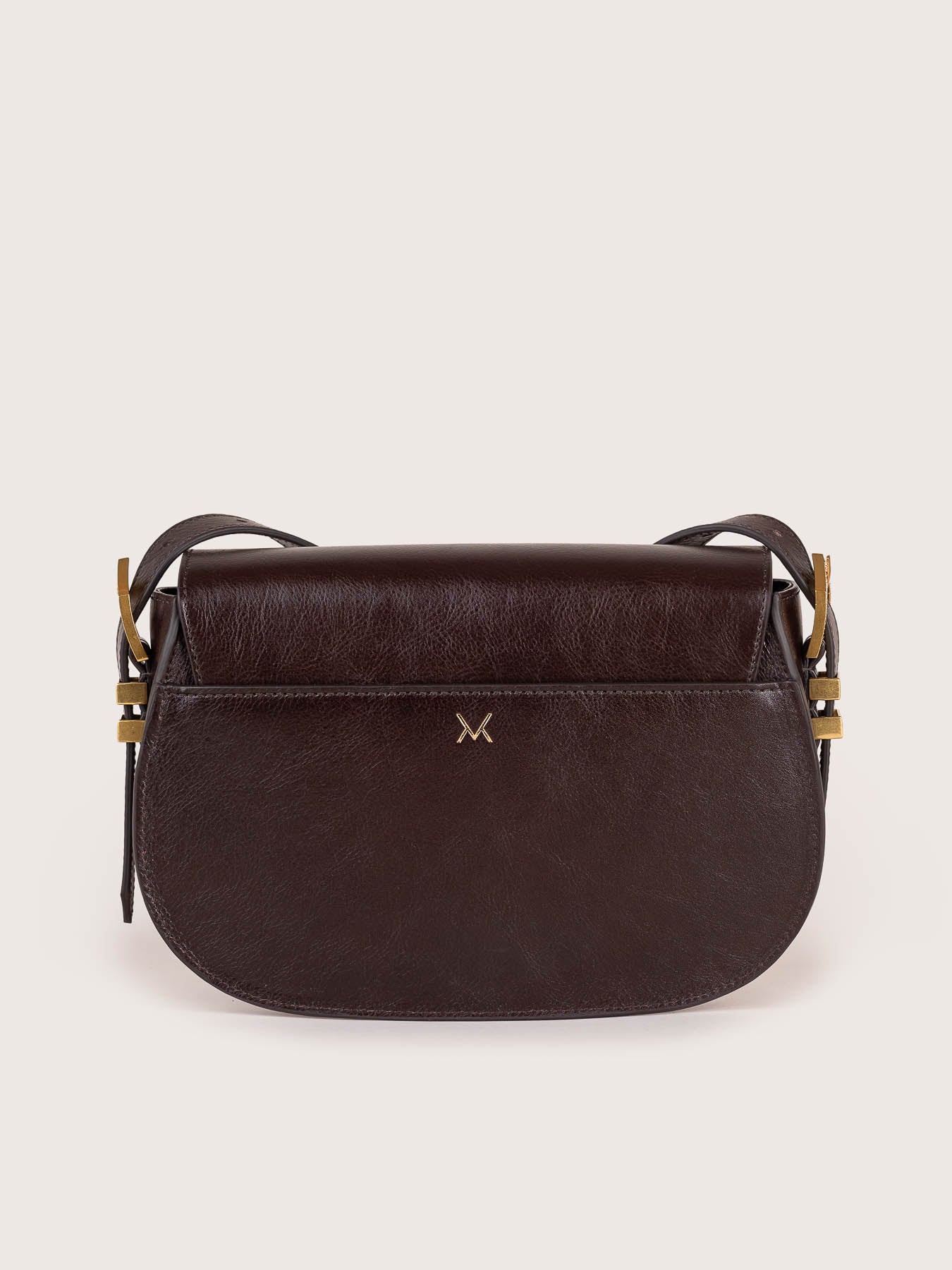 Parte trasera del bolso de piel Castañuela chocolate diseñado en Donostia.