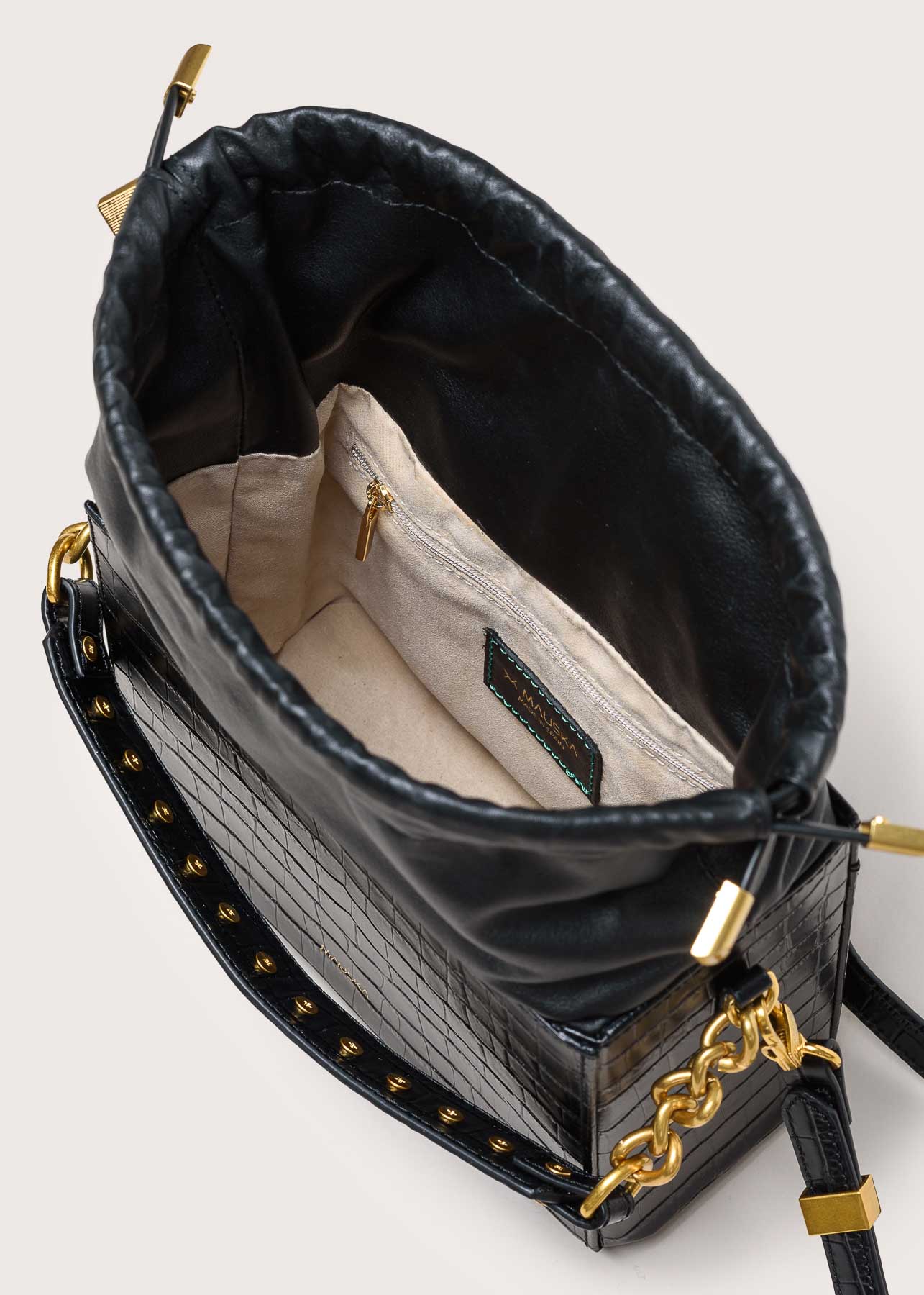 Detalle del forro interior en el bolso Colombo coco negro artesanal hecho en España.