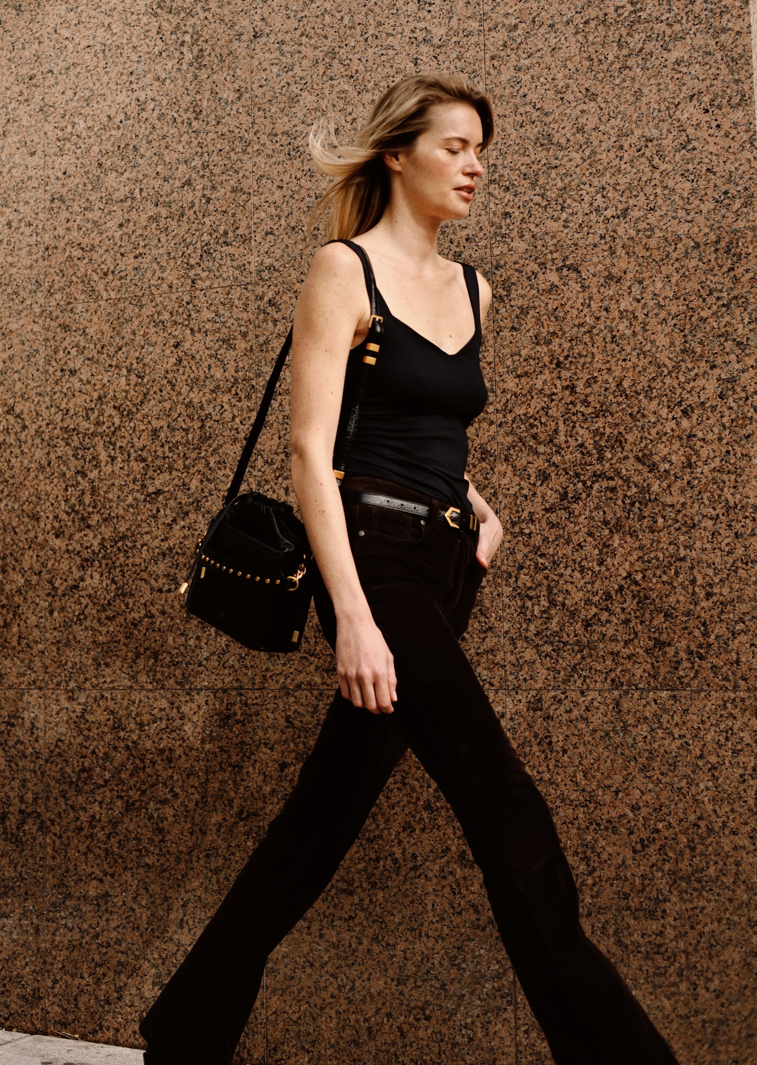 Estilismo con el bolso de piel Colombo coco negro creado por artesanos de Ubrique.