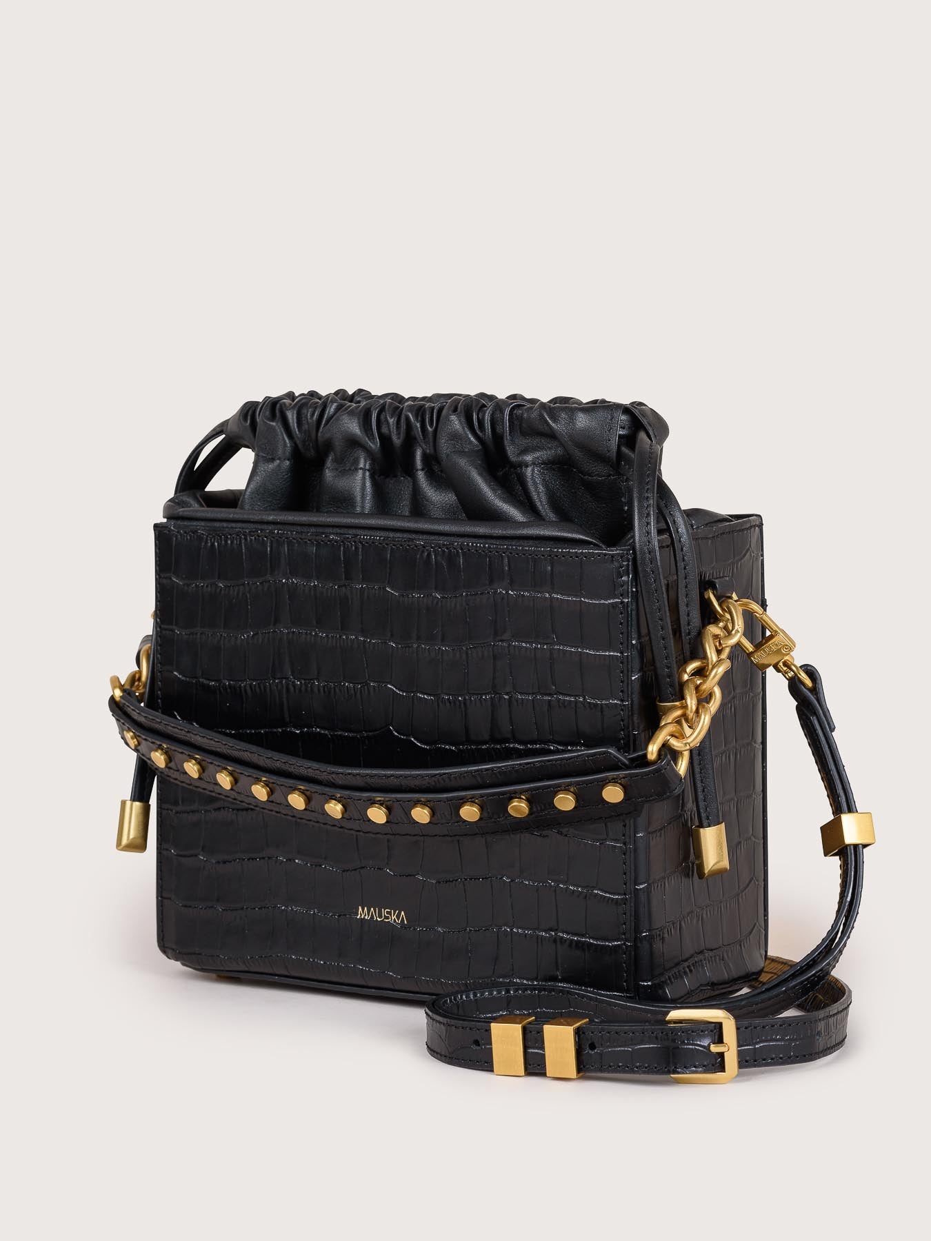 Perfil del bolso Colombo coco negro de MAUSKA, maestría marroquinera de Ubrique.