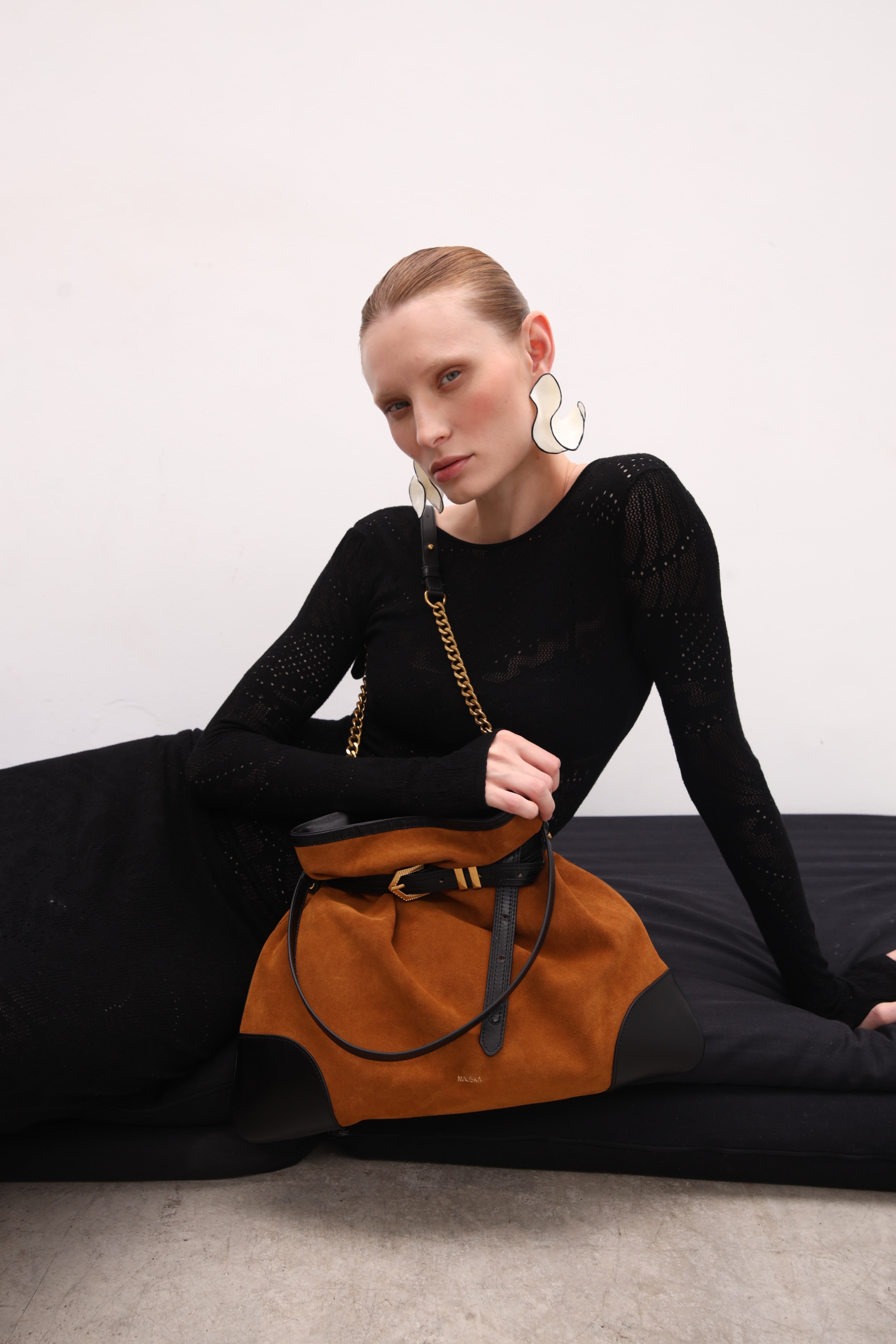 Bolso minimalista Pereira maxi ocre de MAUSKA, calidad de Ubrique.