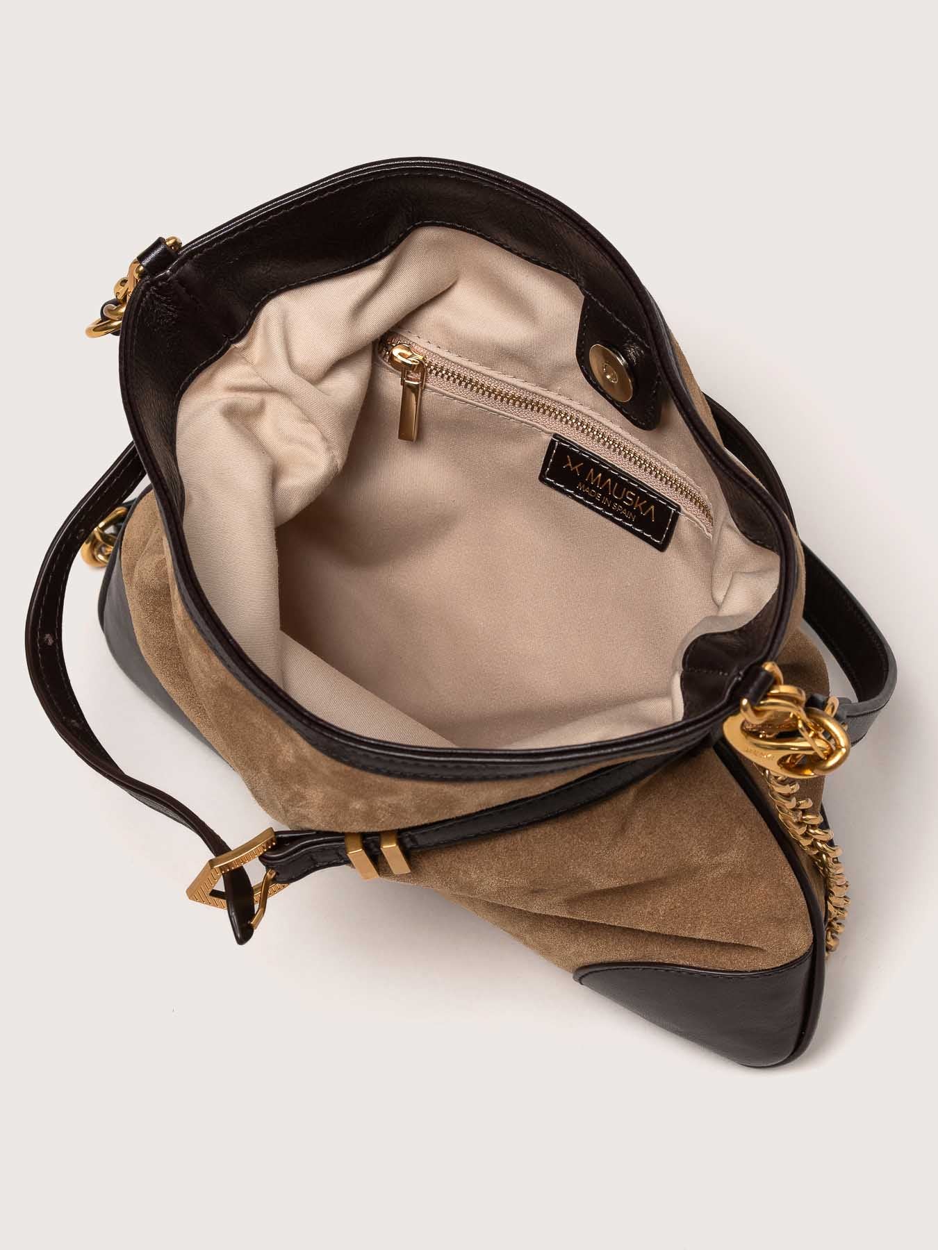 Compartimentos del bolso Pereira mini arenaa con sello artesano.