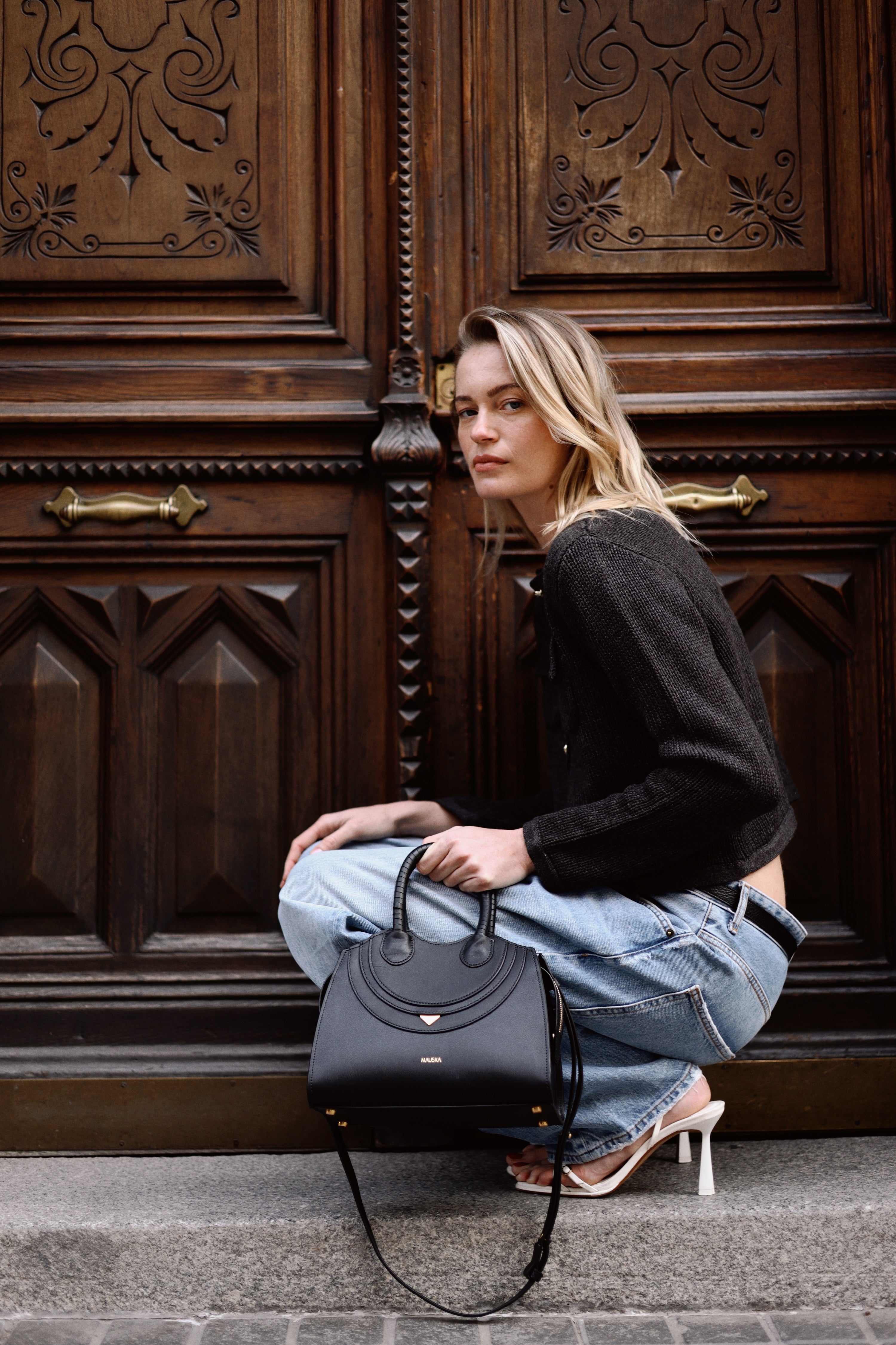 Bolso de hombro Rosaro negro de MAUSKA, elegancia desde San Sebastián.