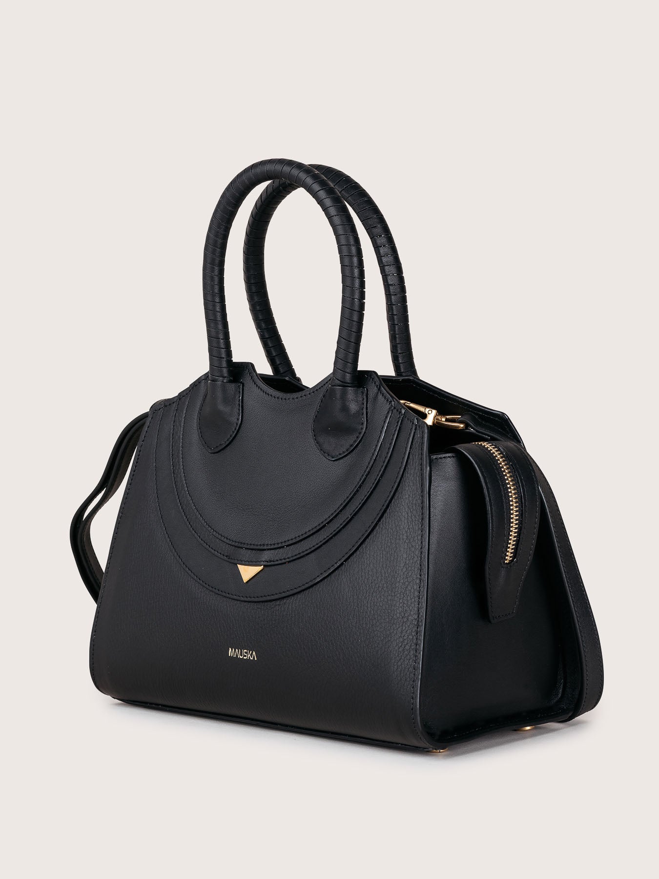 Silueta del bolso de lujo Rosario negro  diseñado en el País Vasco.