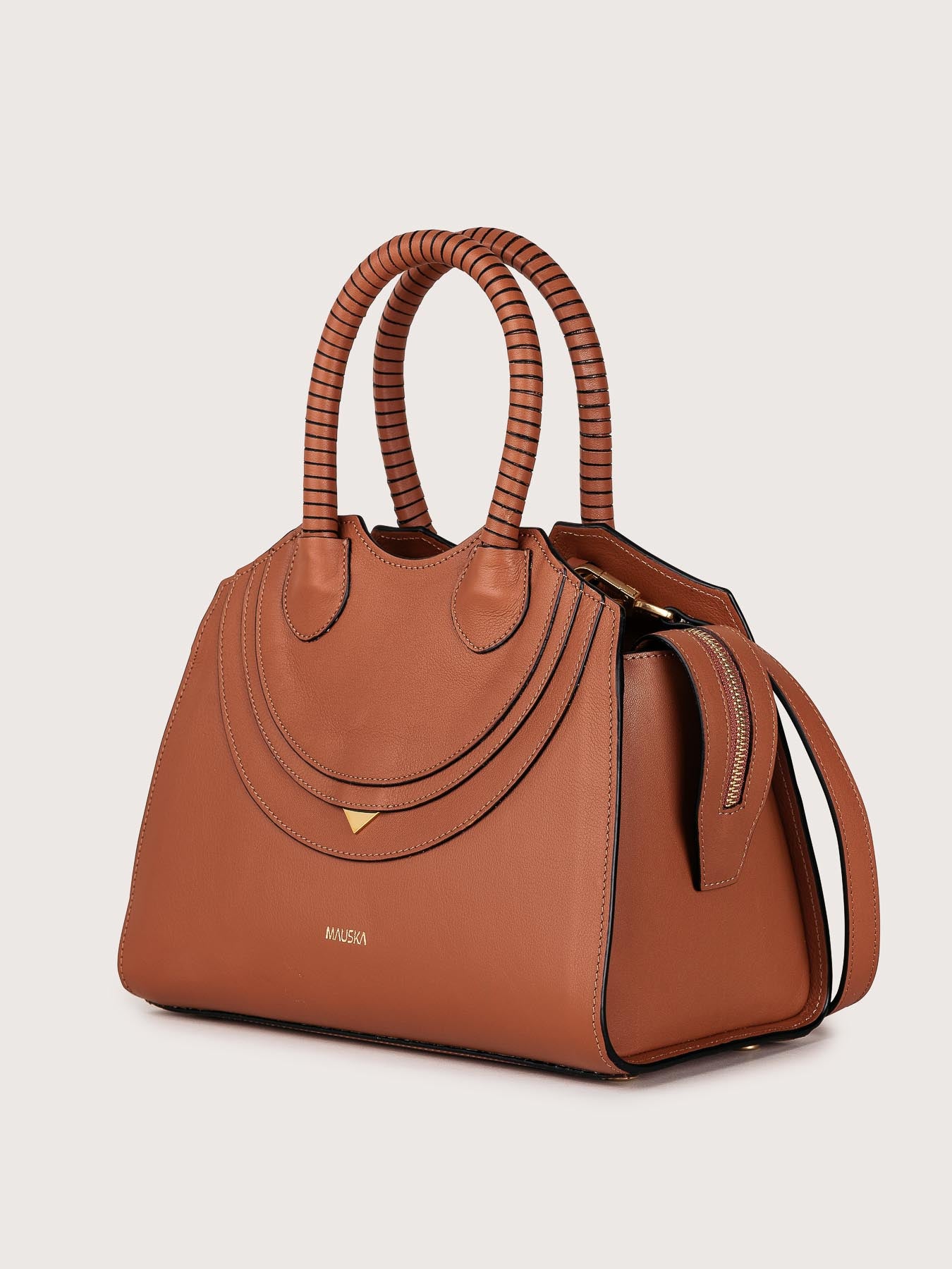 Ángulo lateral del bolso MAUSKA Rosario mediano resaltando su piel cuero