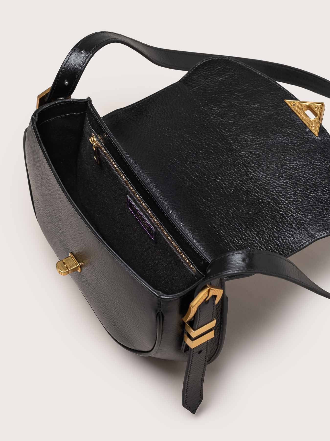  Vista interior del bolso de piel modelo Catañuela en color negro de la firma Mauska. Accesorio de alta marroquinería diseñado en San Sebastián y fabricado artesanalmente en los talleres de Ubrique, España. Se aprecia la textura premium de la piel de ante y el diseño contemporáneo de autor.
