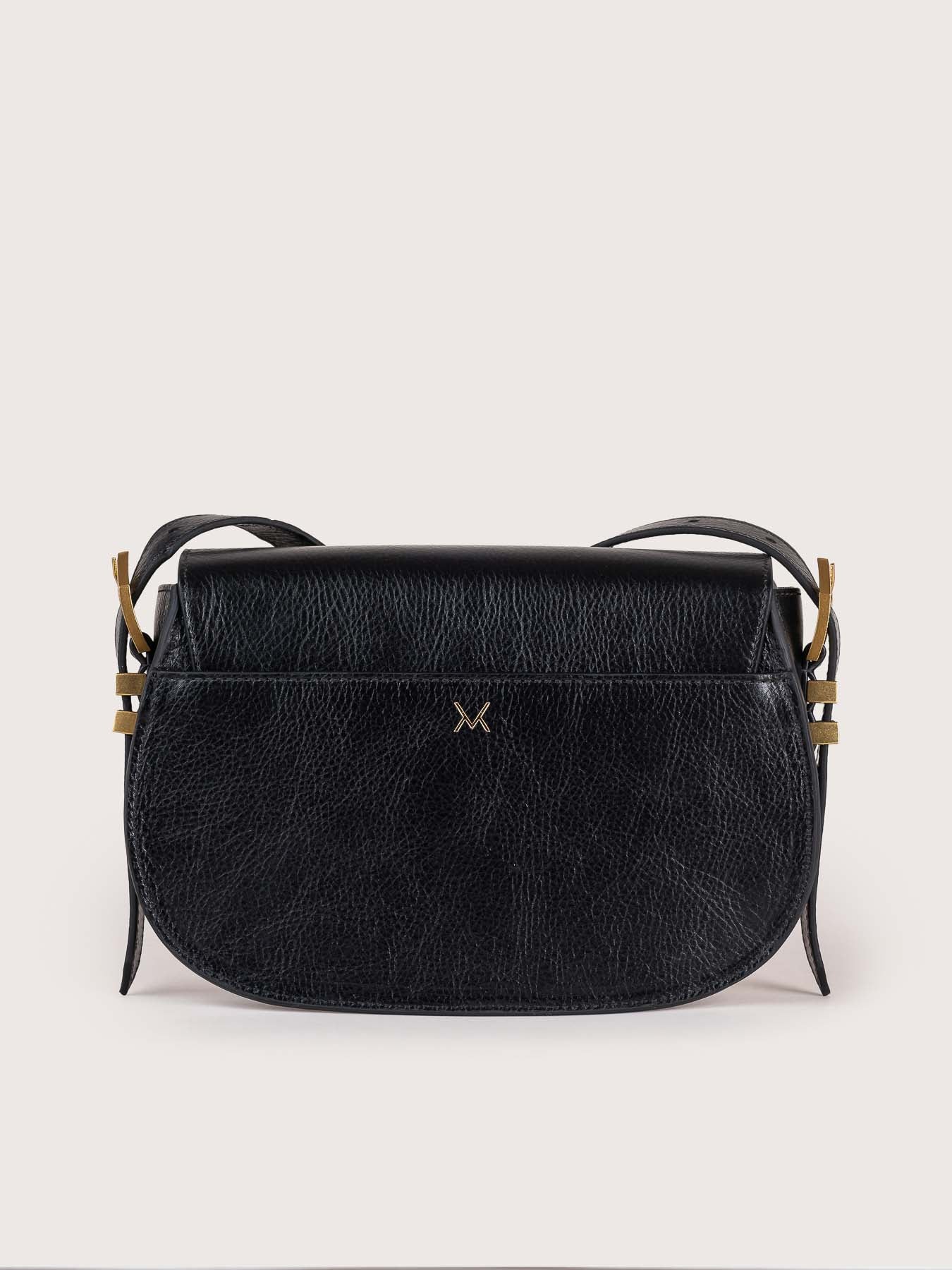 Vista trasera el bolso de piel modelo Catañuela en color negro de la firma Mauska. Accesorio de alta marroquinería diseñado en San Sebastián y fabricado artesanalmente en los talleres de Ubrique, España. Se aprecia la textura premium de la piel de ante y el diseño contemporáneo de autor.