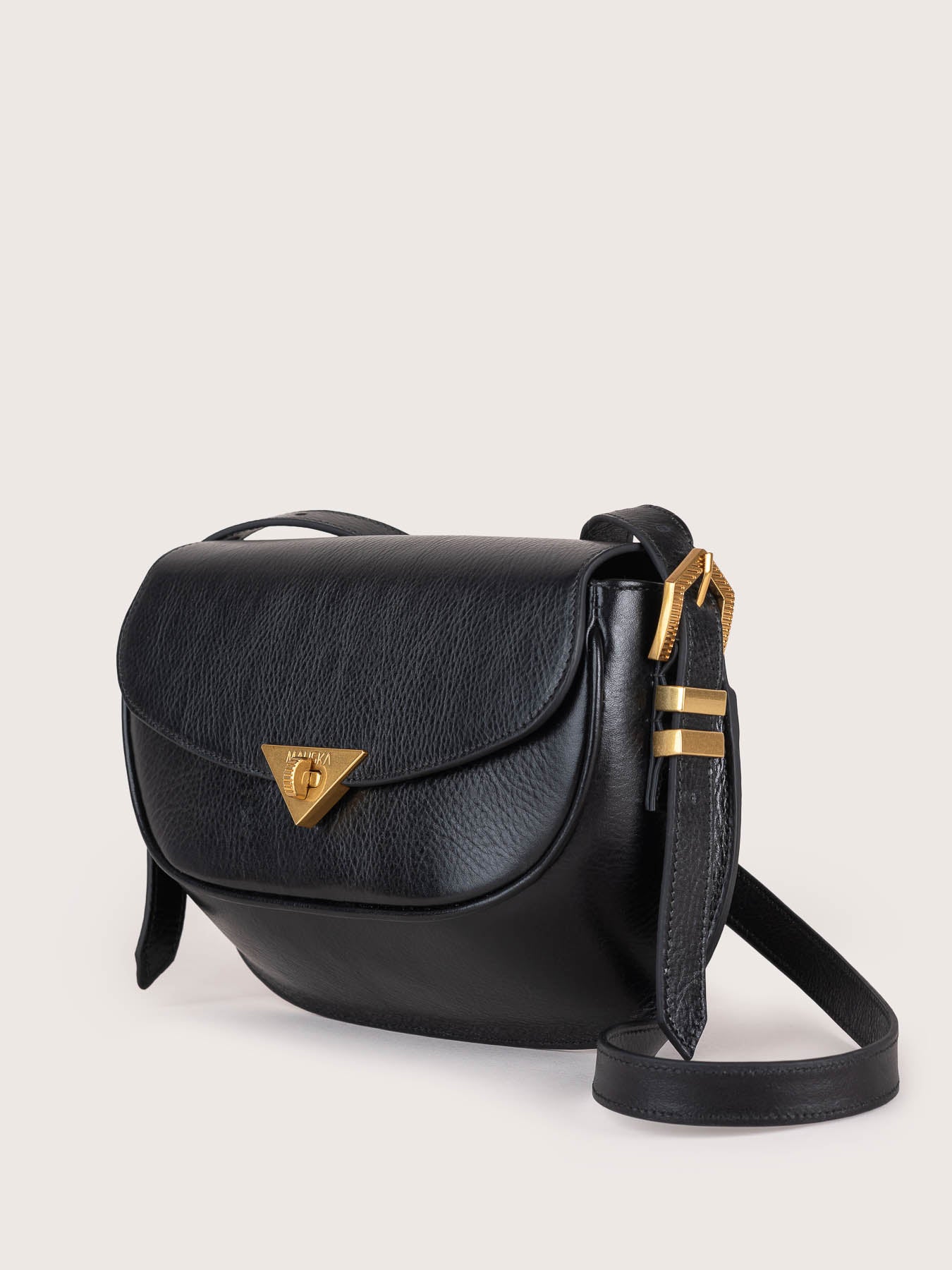 Vista perfil del bolso de piel modelo Catañuela en color negro de la firma Mauska. Accesorio de alta marroquinería diseñado en San Sebastián y fabricado artesanalmente en los talleres de Ubrique, España. Se aprecia la textura premium de la piel de ante y el diseño contemporáneo de autor.