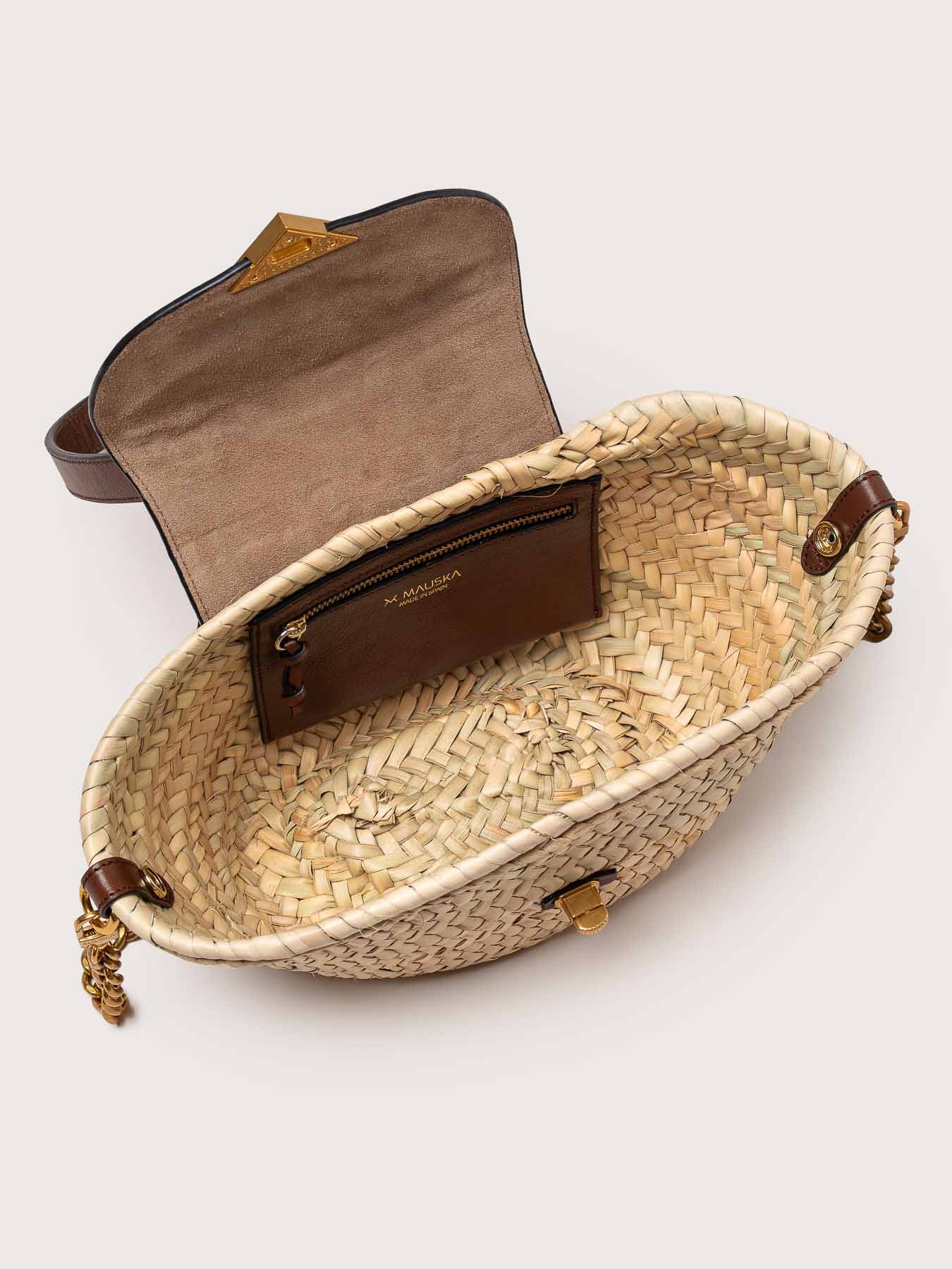 Vista interior del bolso de piel capazo modelo Majorelle con asa color avellana de la firma Mauska. Accesorio de alta marroquinería diseñado en San Sebastián y fabricado artesanalmente en los talleres de Ubrique, España. Se aprecia la textura premium de la piel de ante y el diseño contemporáneo de autor.
