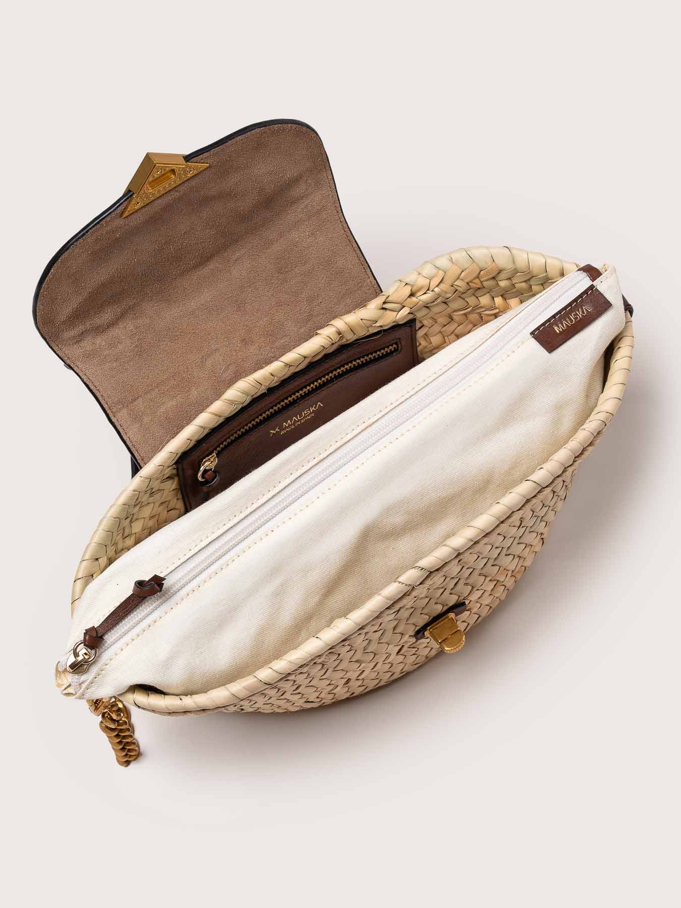 Vista interior del bolso de piel capazo modelo Majorelle con asa color avellana de la firma Mauska. Accesorio de alta marroquinería diseñado en San Sebastián y fabricado artesanalmente en los talleres de Ubrique, España. Se aprecia la textura premium de la piel de ante y el diseño contemporáneo de autor.