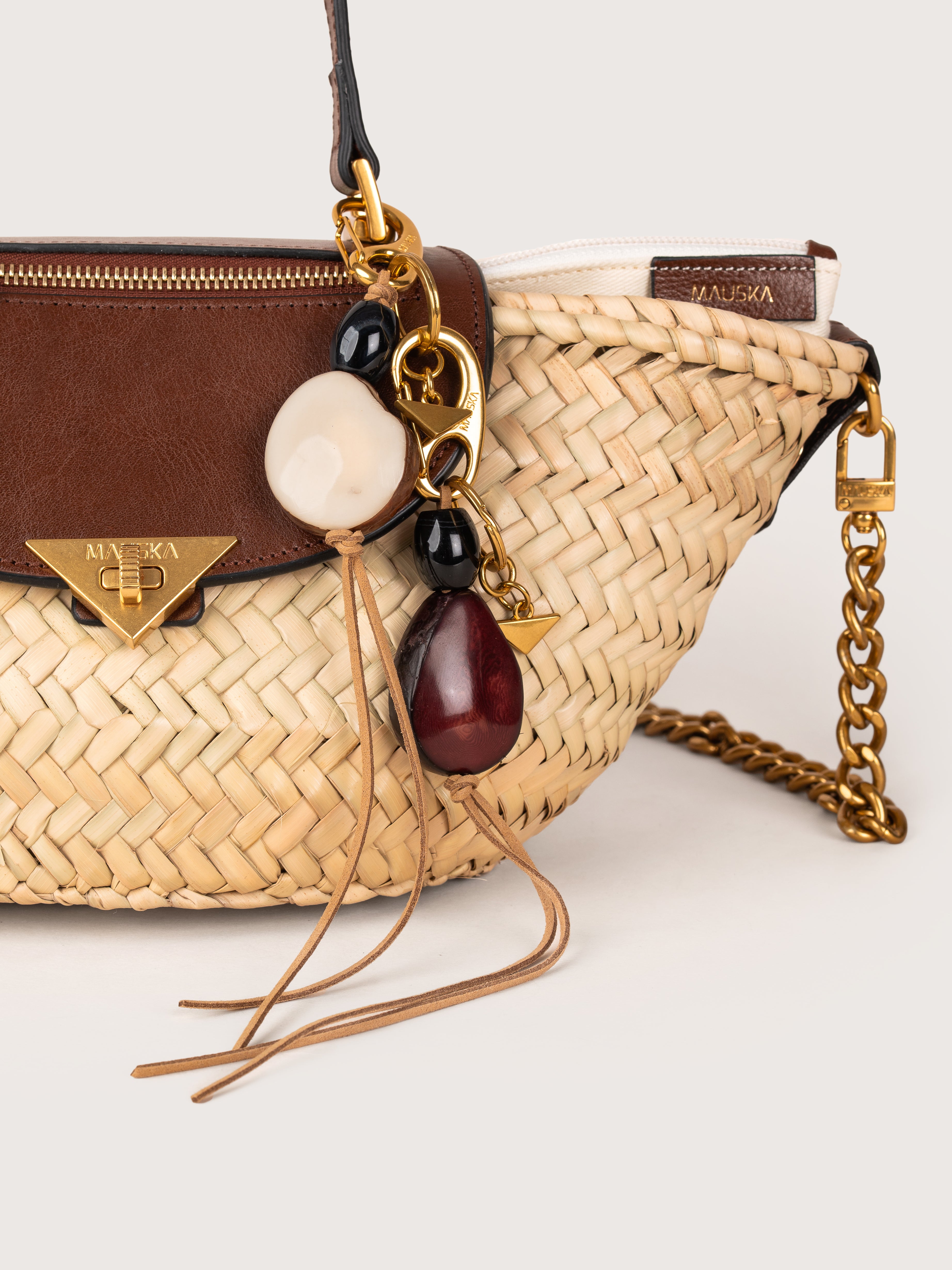 Detalle del bolso de piel capazo modelo Majorelle con asa color avellana de la firma Mauska. Accesorio de alta marroquinería diseñado en San Sebastián y fabricado artesanalmente en los talleres de Ubrique, España. Se aprecia la textura premium de la piel de ante y el diseño contemporáneo de autor.