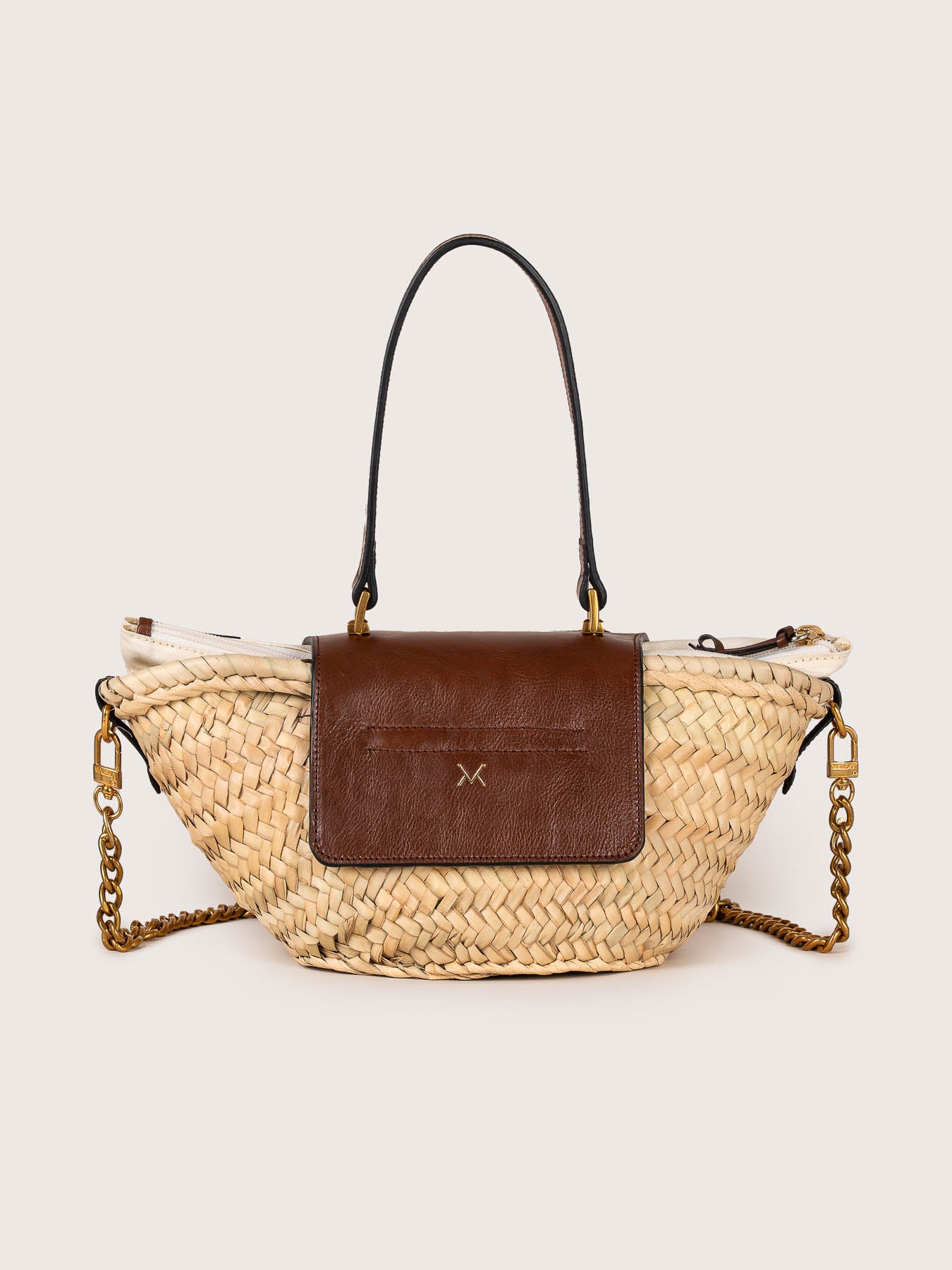 Vista trasera del bolso de piel capazo modelo Majorelle con asa color avellana de la firma Mauska. Accesorio de alta marroquinería diseñado en San Sebastián y fabricado artesanalmente en los talleres de Ubrique, España. Se aprecia la textura premium de la piel de ante y el diseño contemporáneo de autor.