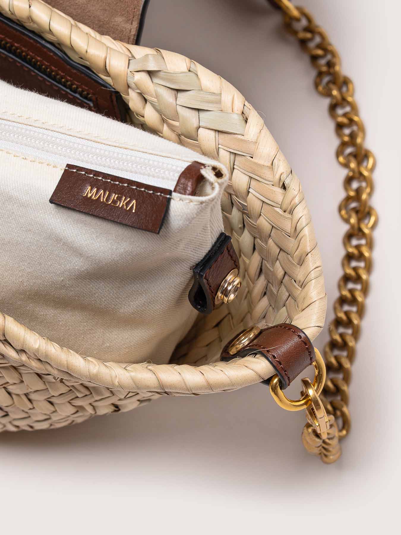 Vista interior del bolso de piel capazo modelo Majorelle tachuelas color avellana de la firma Mauska. Accesorio de alta marroquinería diseñado en San Sebastián y fabricado artesanalmente en los talleres de Ubrique, España. Se aprecia la textura premium de la piel de ante y el diseño contemporáneo de autor.