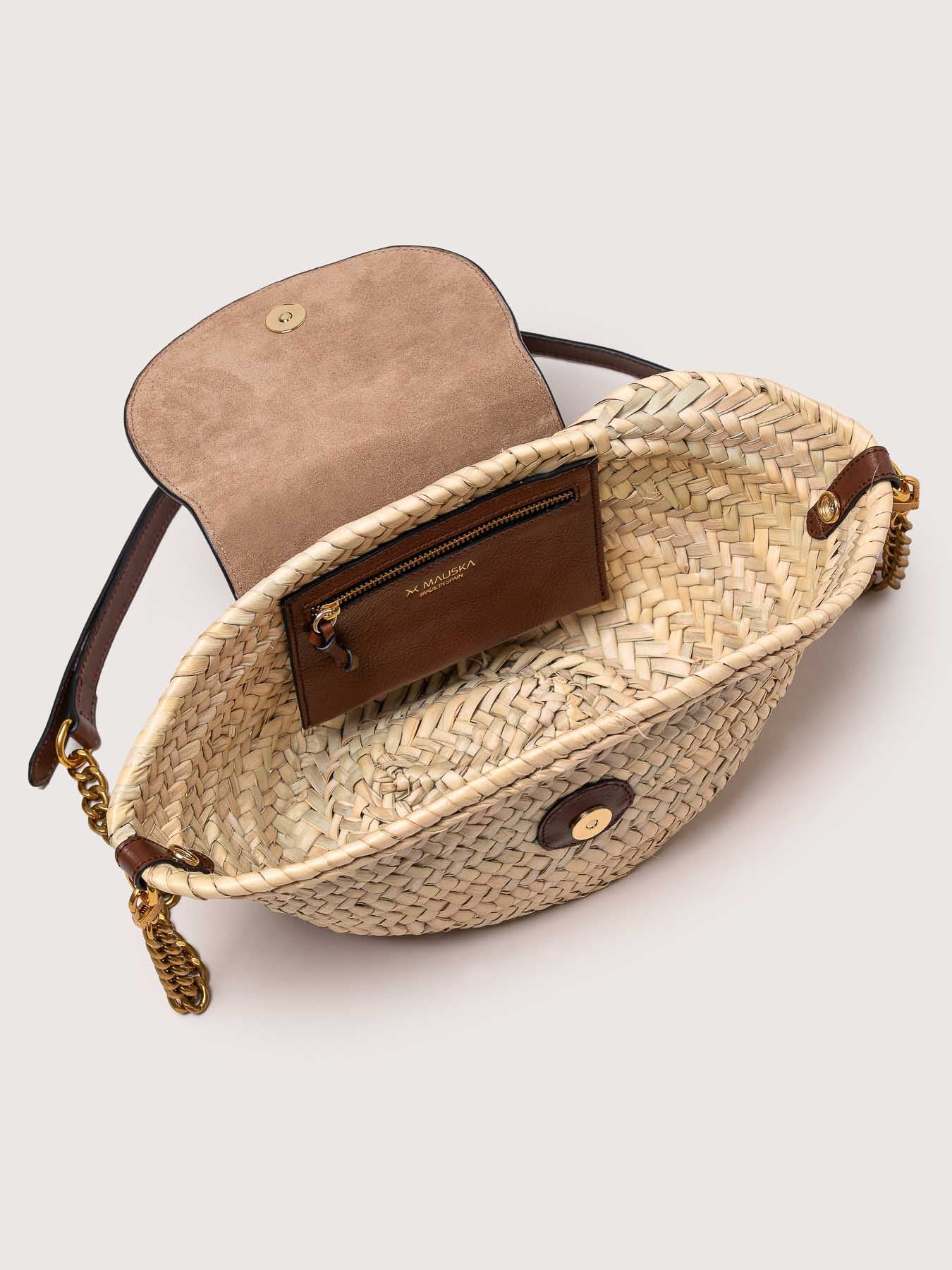 Vista interior del bolso de piel capazo modelo Majorelle tachuelas color avellana de la firma Mauska. Accesorio de alta marroquinería diseñado en San Sebastián y fabricado artesanalmente en los talleres de Ubrique, España. Se aprecia la textura premium de la piel de ante y el diseño contemporáneo de autor.