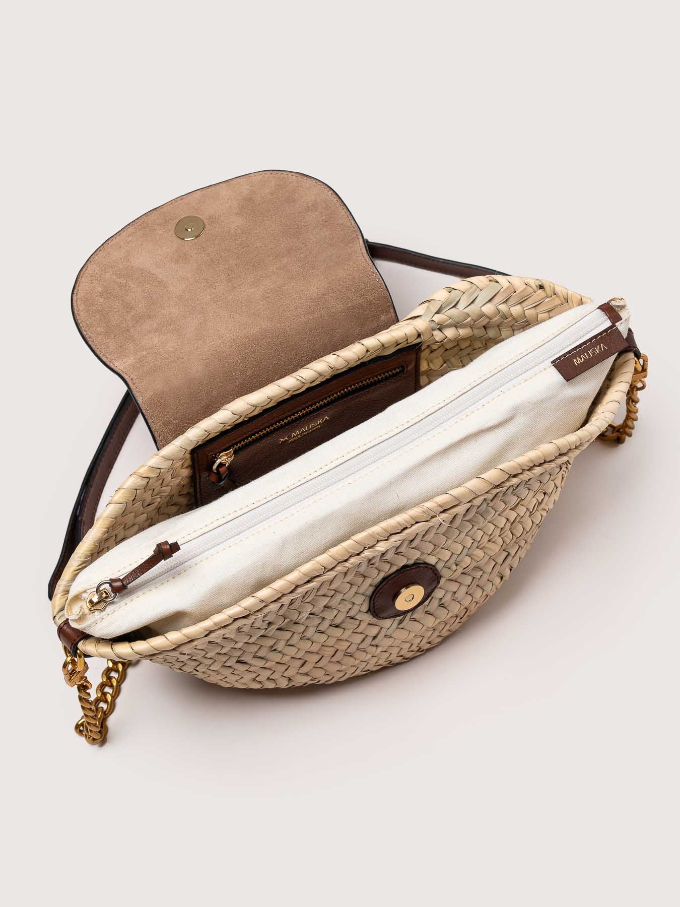 Vista interior del bolso de piel capazo modelo Majorelle tachuelas color avellana de la firma Mauska. Accesorio de alta marroquinería diseñado en San Sebastián y fabricado artesanalmente en los talleres de Ubrique, España. Se aprecia la textura premium de la piel de ante y el diseño contemporáneo de autor.