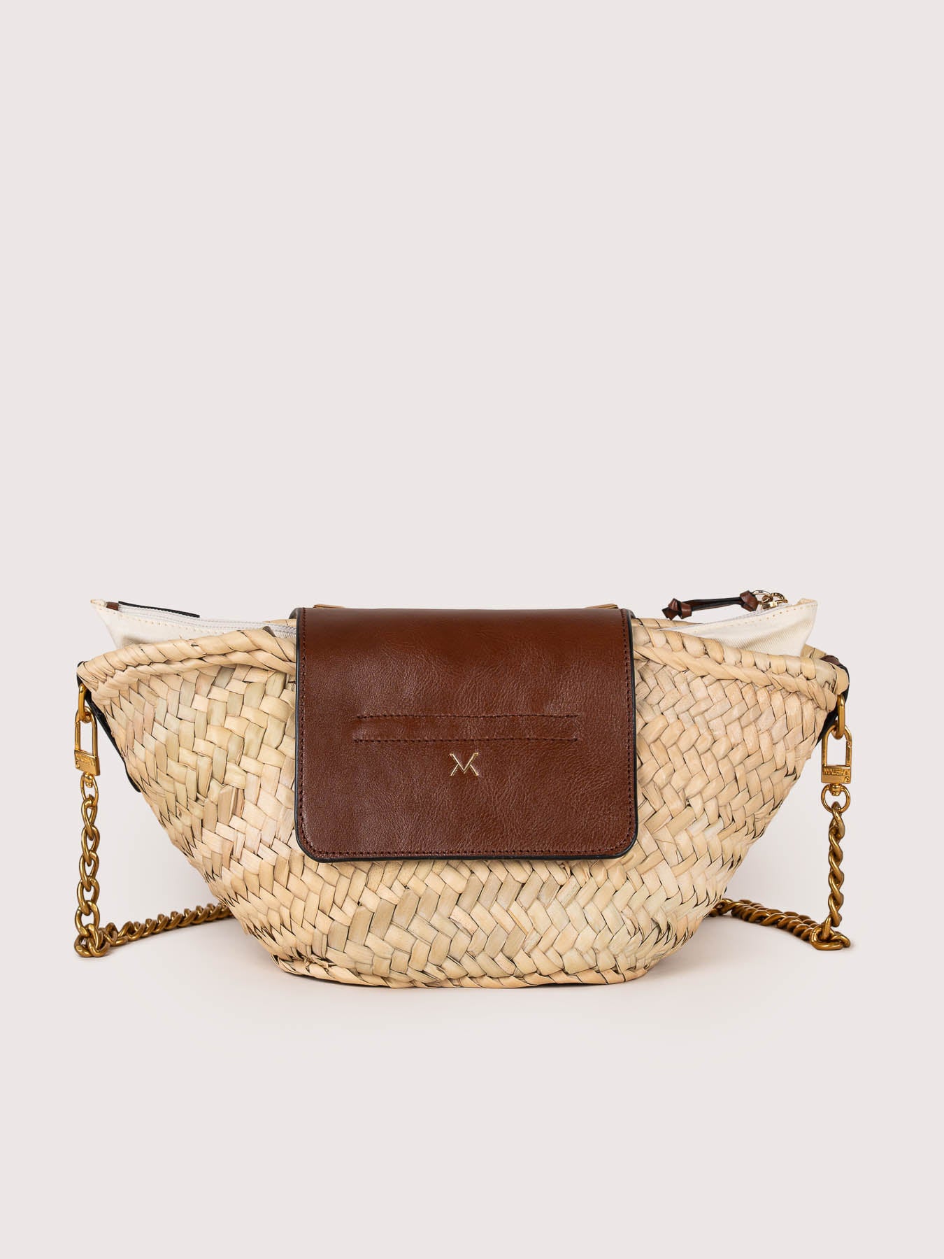 Vista trasera del bolso de piel capazo modelo Majorelle tachuelas color avellana de la firma Mauska. Accesorio de alta marroquinería diseñado en San Sebastián y fabricado artesanalmente en los talleres de Ubrique, España. Se aprecia la textura premium de la piel de ante y el diseño contemporáneo de autor.