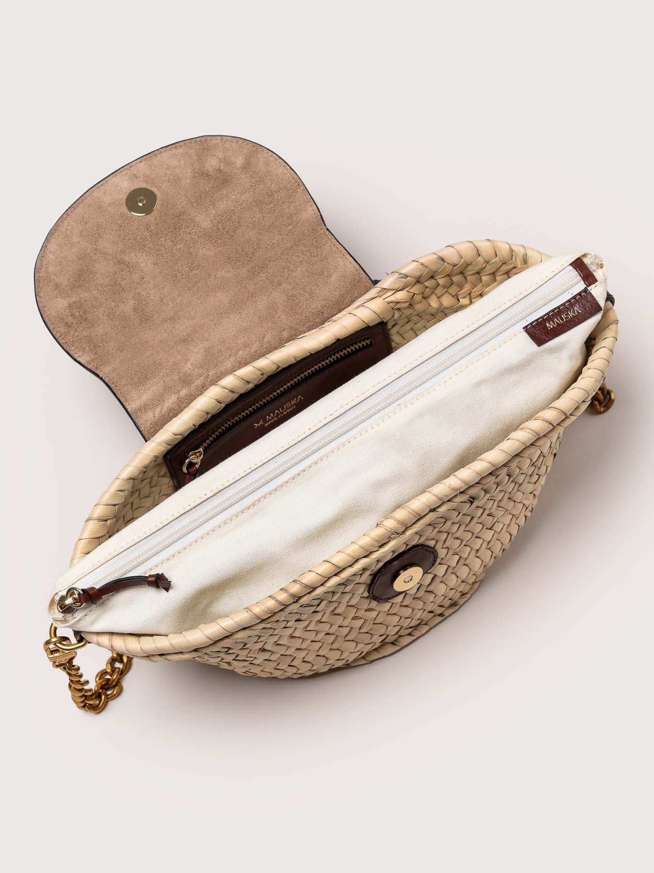 Vista interior del bolso de piel capazo modelo Majorelle tachuelas color cogñac de la firma Mauska. Accesorio de alta marroquinería diseñado en San Sebastián y fabricado artesanalmente en los talleres de Ubrique, España. Se aprecia la textura premium de la piel de ante y el diseño contemporáneo de autor.