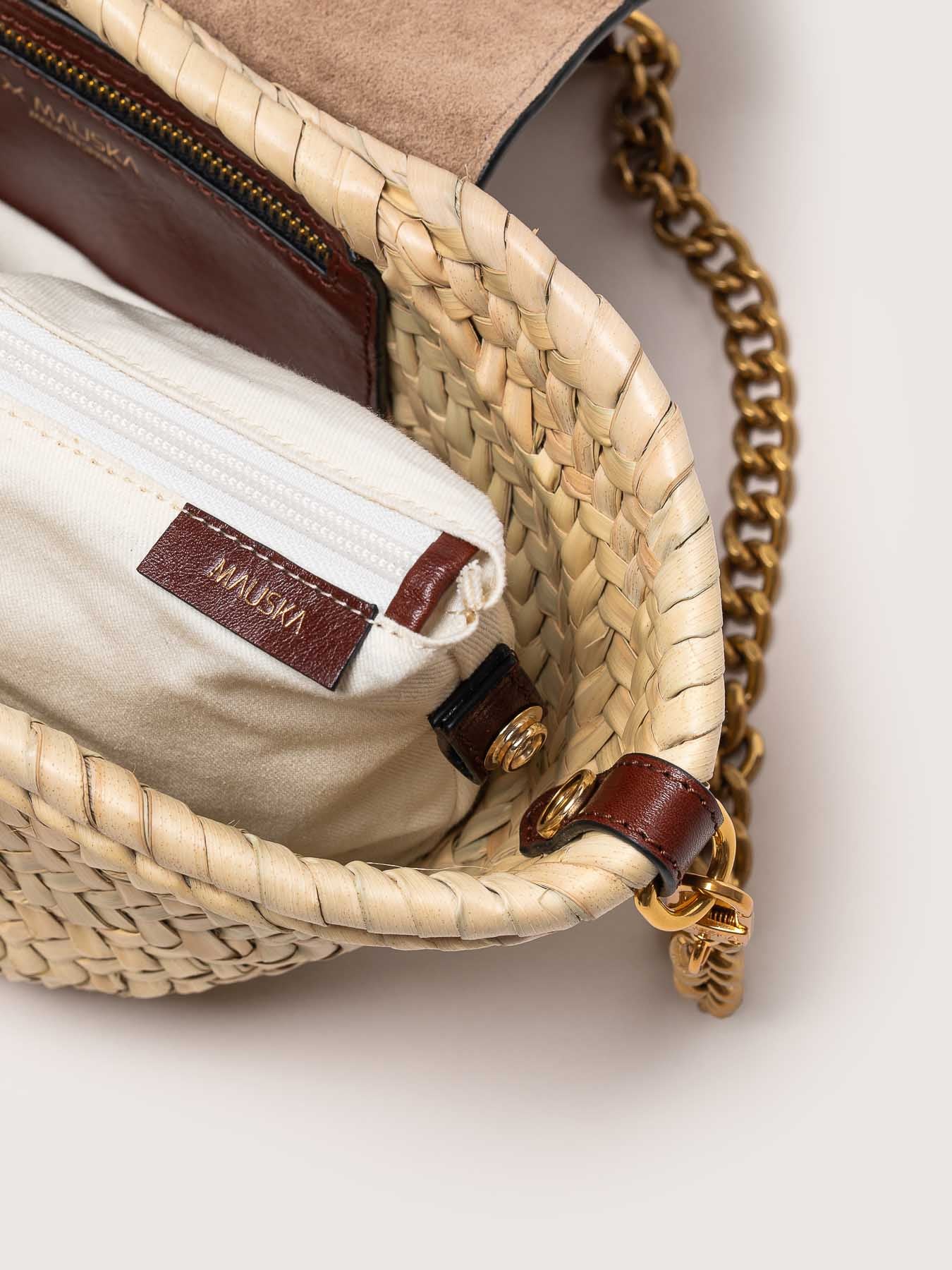 Vista interior del bolso de piel capazo modelo Majorelle tachuelas color cogñac de la firma Mauska. Accesorio de alta marroquinería diseñado en San Sebastián y fabricado artesanalmente en los talleres de Ubrique, España. Se aprecia la textura premium de la piel de ante y el diseño contemporáneo de autor.