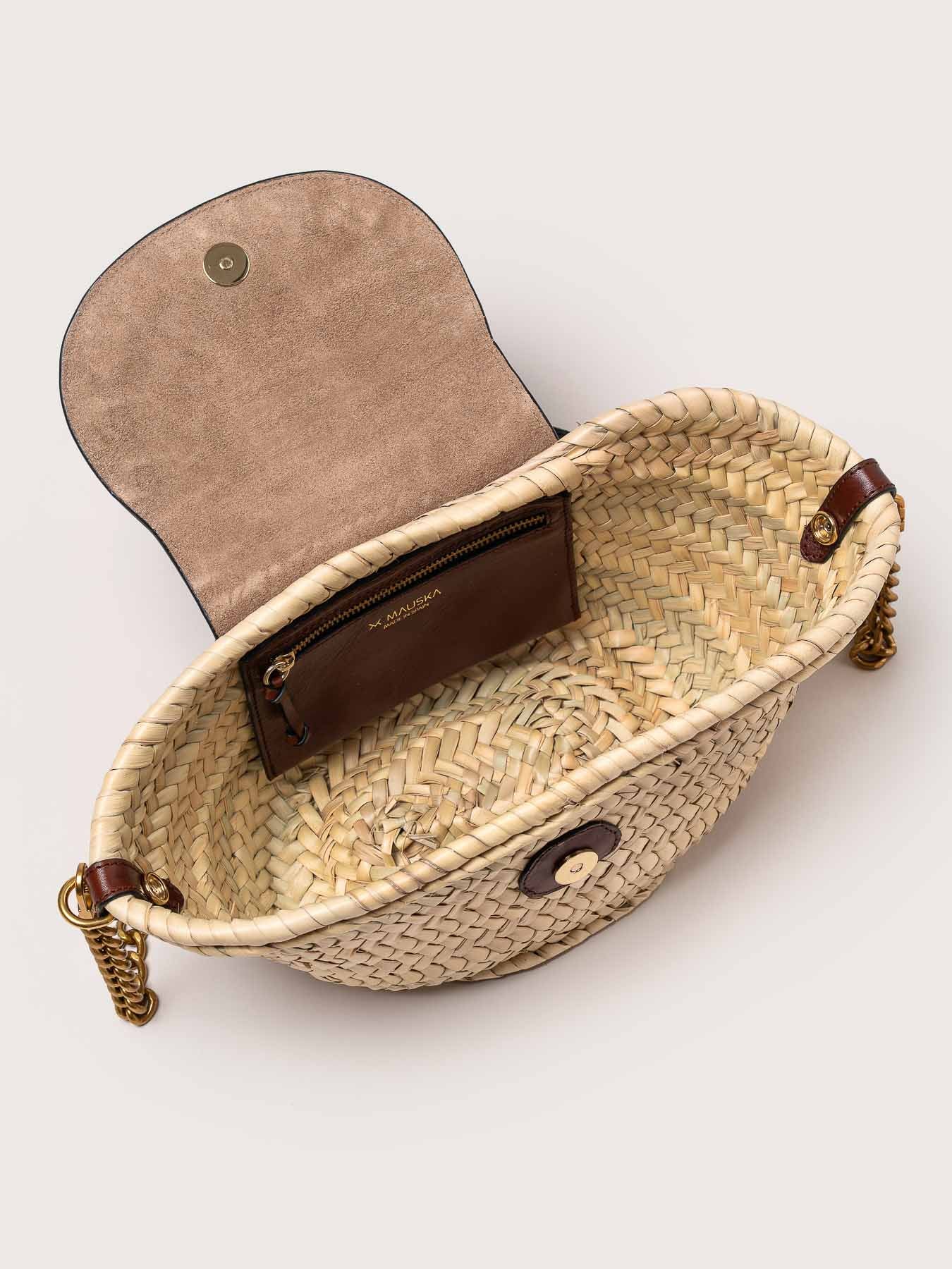 Vista interior del bolso de piel capazo modelo Majorelle tachuelas color cogñac de la firma Mauska. Accesorio de alta marroquinería diseñado en San Sebastián y fabricado artesanalmente en los talleres de Ubrique, España. Se aprecia la textura premium de la piel de ante y el diseño contemporáneo de autor.