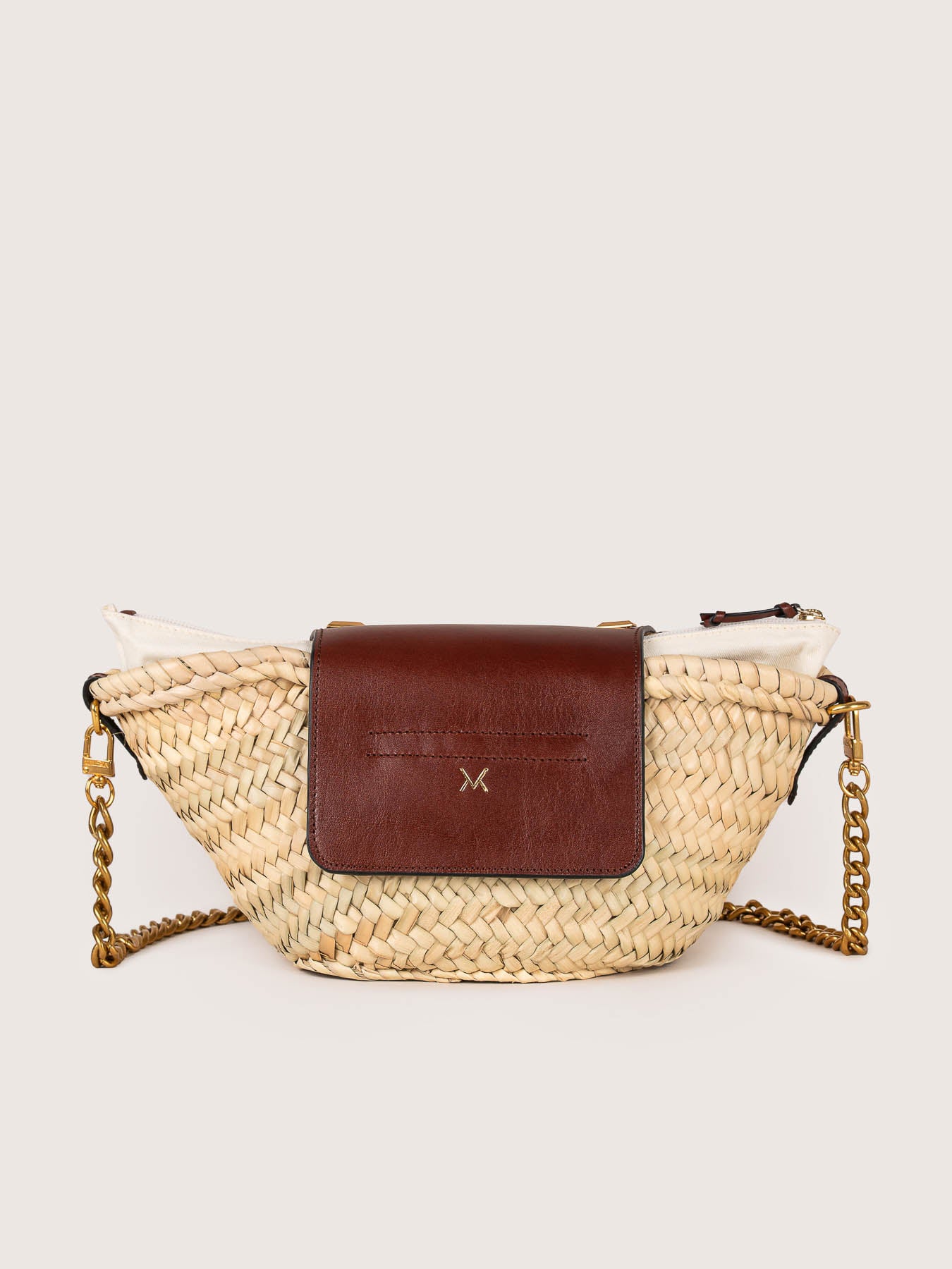 Vista trasera del bolso de piel capazo modelo Majorelle tachuelas color cogñac de la firma Mauska. Accesorio de alta marroquinería diseñado en San Sebastián y fabricado artesanalmente en los talleres de Ubrique, España. Se aprecia la textura premium de la piel de ante y el diseño contemporáneo de autor.