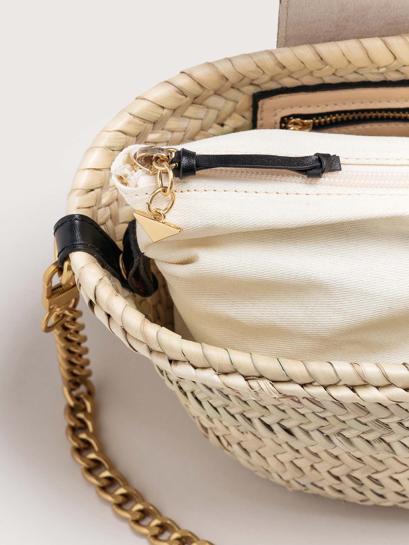 Vista interior del bolso de piel capazo modelo Majorelle tachuelas color negro de la firma Mauska. Accesorio de alta marroquinería diseñado en San Sebastián y fabricado artesanalmente en los talleres de Ubrique, España. Se aprecia la textura premium de la piel de ante y el diseño contemporáneo de autor.