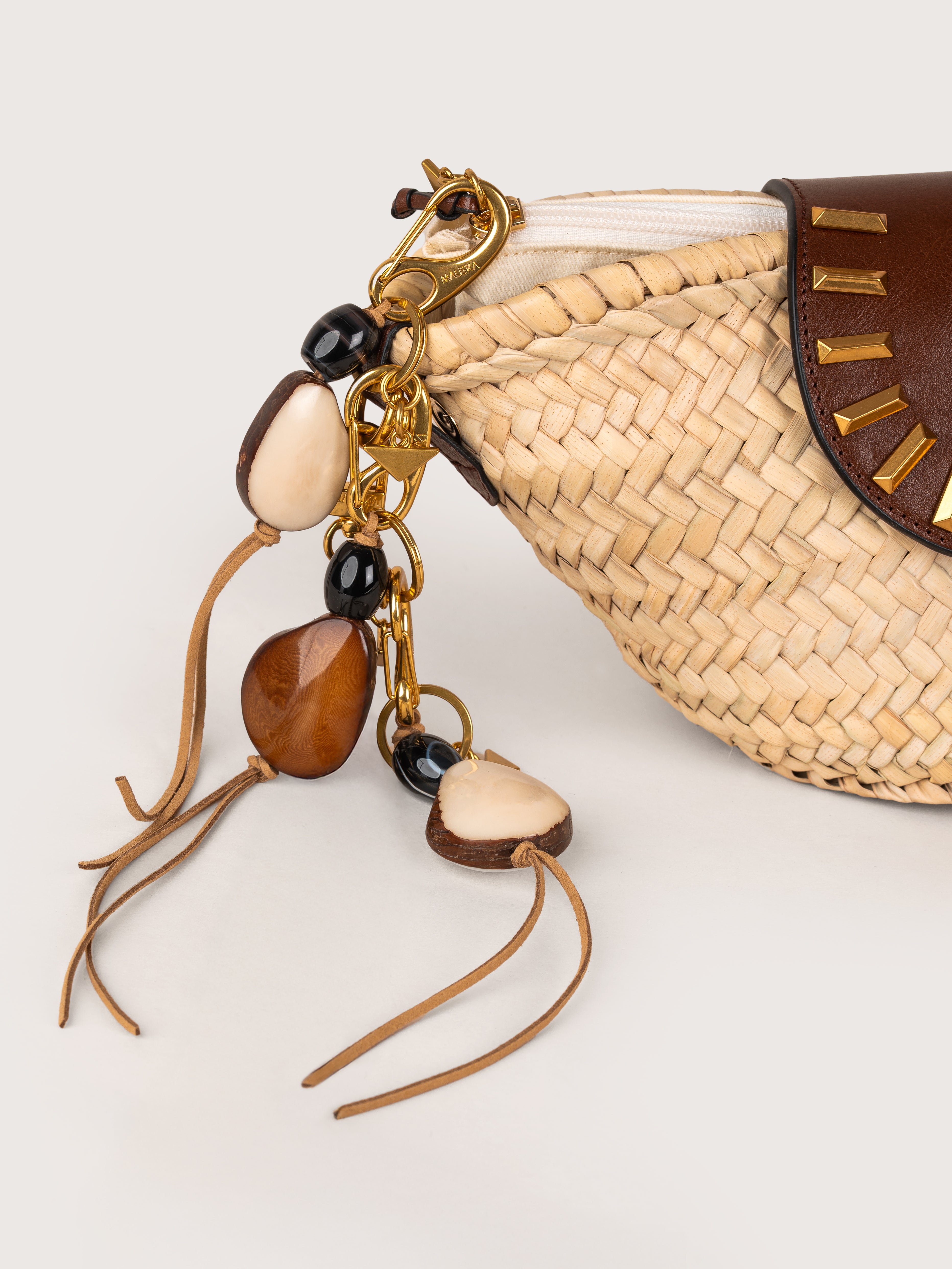 Detalle del bolso de piel capazo modelo Majorelle tachuelas color avellana de la firma Mauska. Accesorio de alta marroquinería diseñado en San Sebastián y fabricado artesanalmente en los talleres de Ubrique, España. Se aprecia la textura premium de la piel de ante y el diseño contemporáneo de autor.