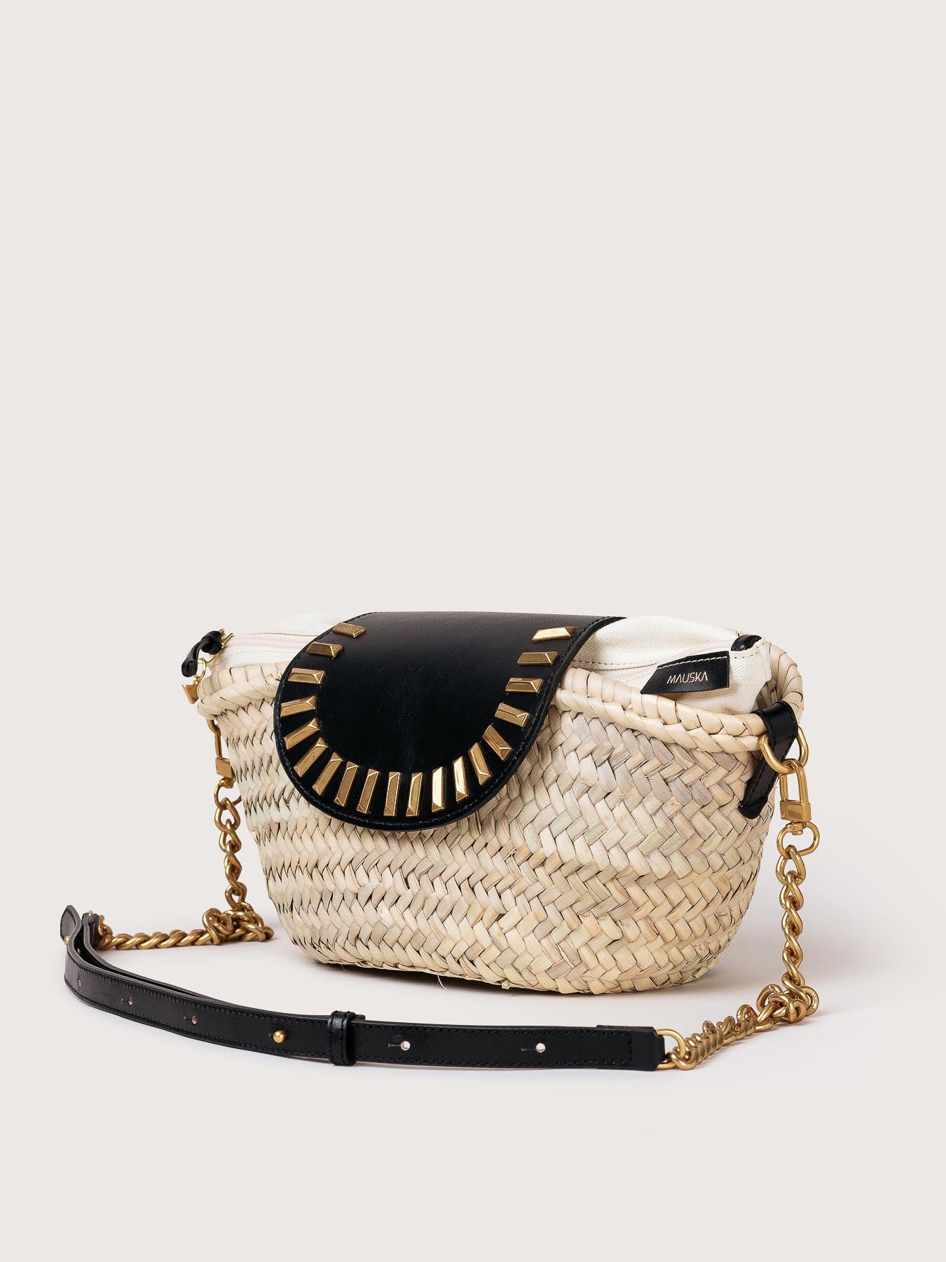 Vista perfildel bolso de piel capazo modelo Majorelle tachuelas color negro de la firma Mauska. Accesorio de alta marroquinería diseñado en San Sebastián y fabricado artesanalmente en los talleres de Ubrique, España. Se aprecia la textura premium de la piel de ante y el diseño contemporáneo de autor.