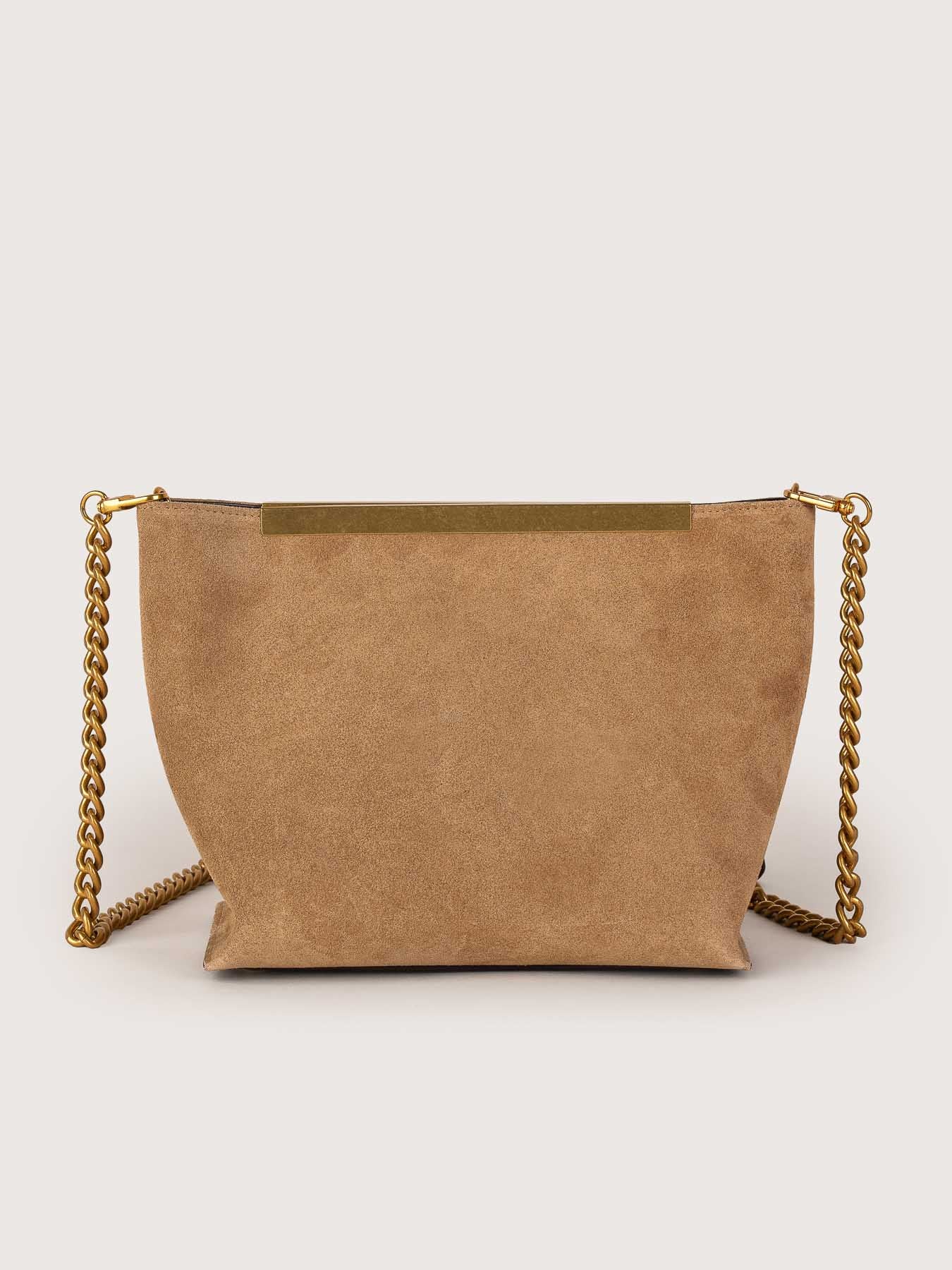 Vista trasera del bolso de piel de ante modelo Petra color arena de la firma Mauska. Accesorio de alta marroquinería diseñado en San Sebastián y fabricado artesanalmente en los talleres de Ubrique, España. Se aprecia la textura premium de la piel de ante y el diseño contemporáneo de autor.