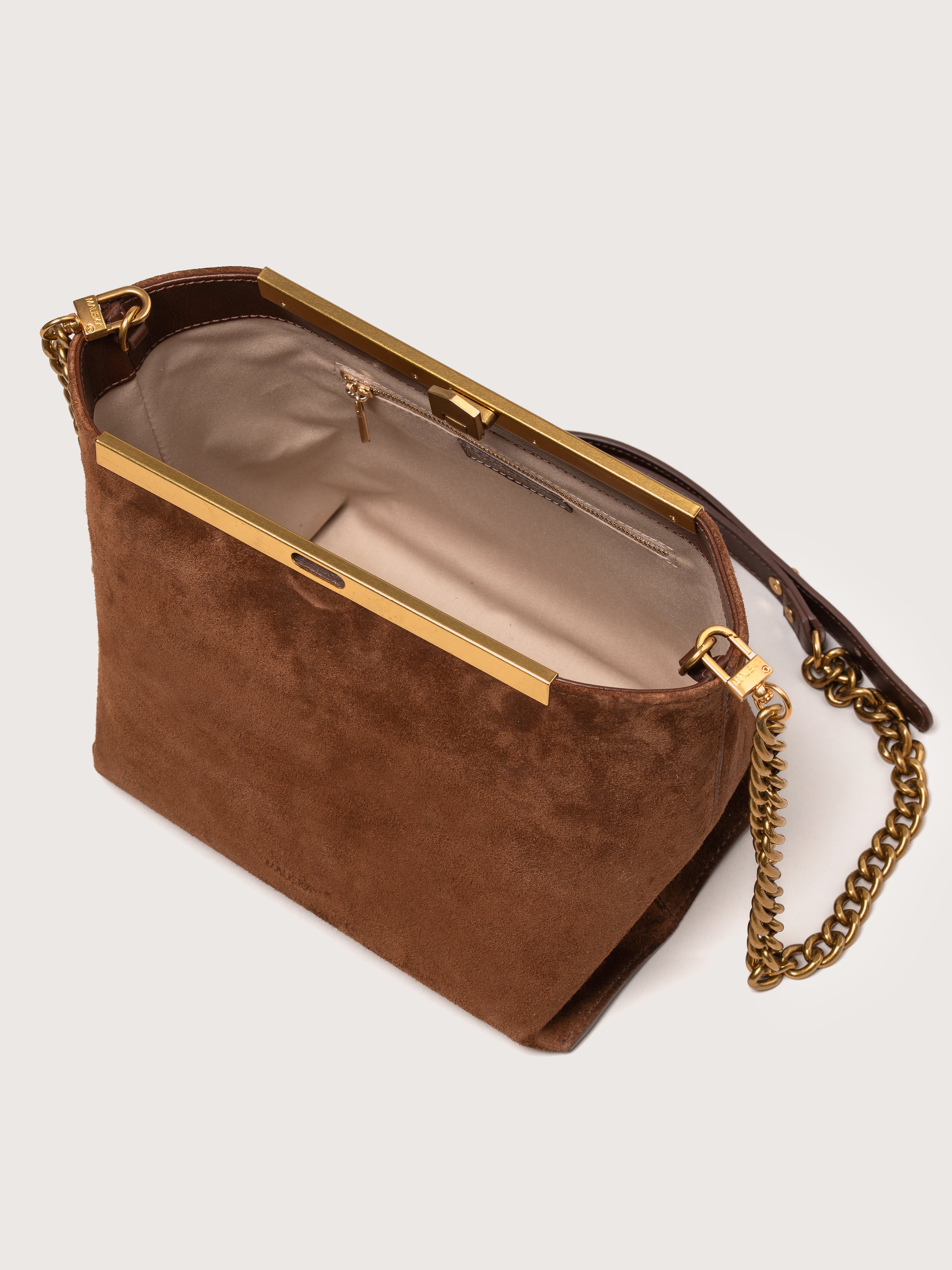 Vista dentro del bolso de piel de ante modelo Petra en color visón de la firma Mauska. Accesorio de alta marroquinería diseñado en San Sebastián y fabricado artesanalmente en los talleres de Ubrique, España. Se aprecia la textura premium de la piel de ante y el diseño contemporáneo de autor.