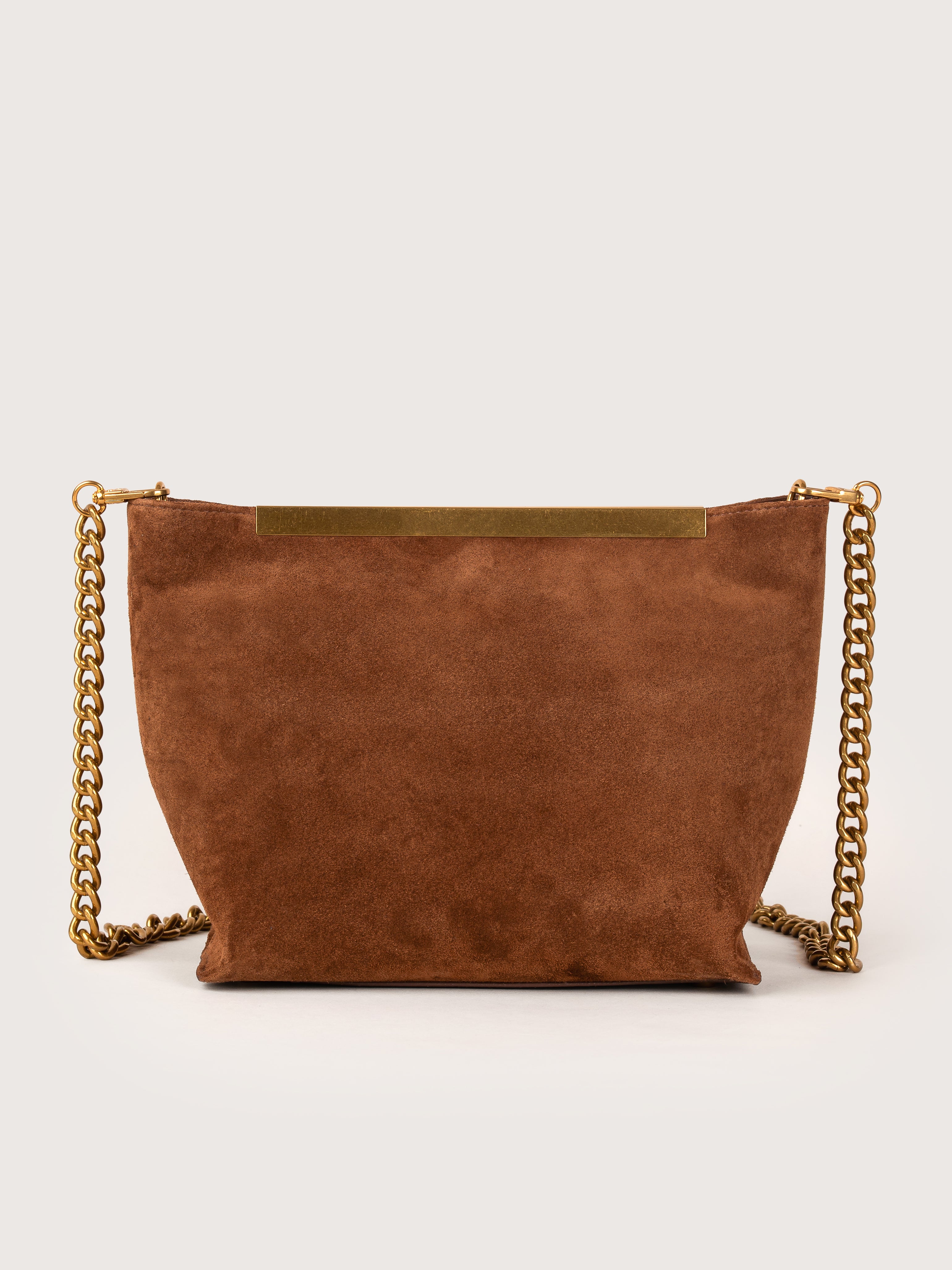 Vista trasera del bolso de piel de ante modelo Petra en color visón de la firma Mauska. Accesorio de alta marroquinería diseñado en San Sebastián y fabricado artesanalmente en los talleres de Ubrique, España. Se aprecia la textura premium de la piel de ante y el diseño contemporáneo de autor.