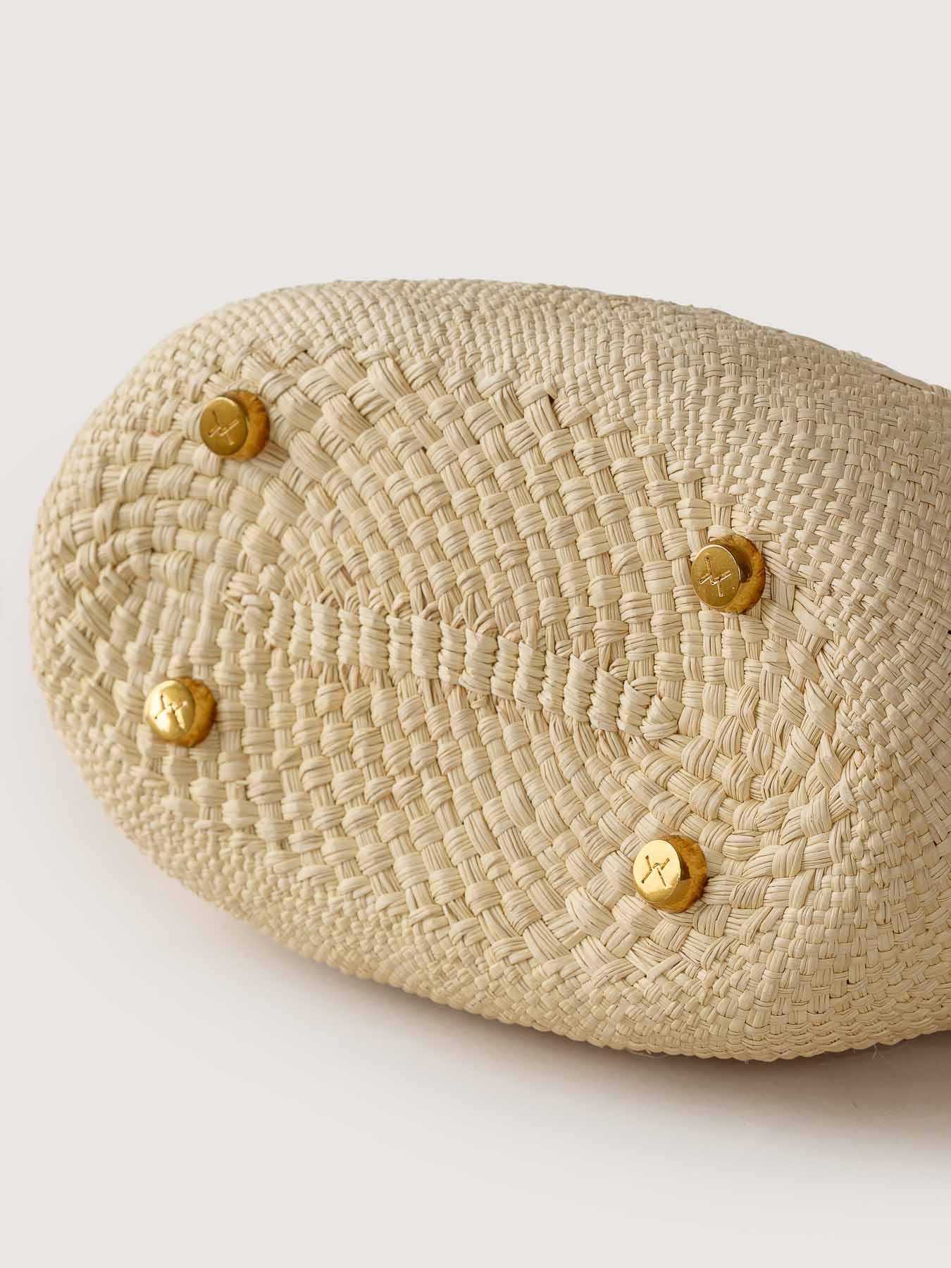 Cartagena iraca basket in hazelnut base with protective metal feet