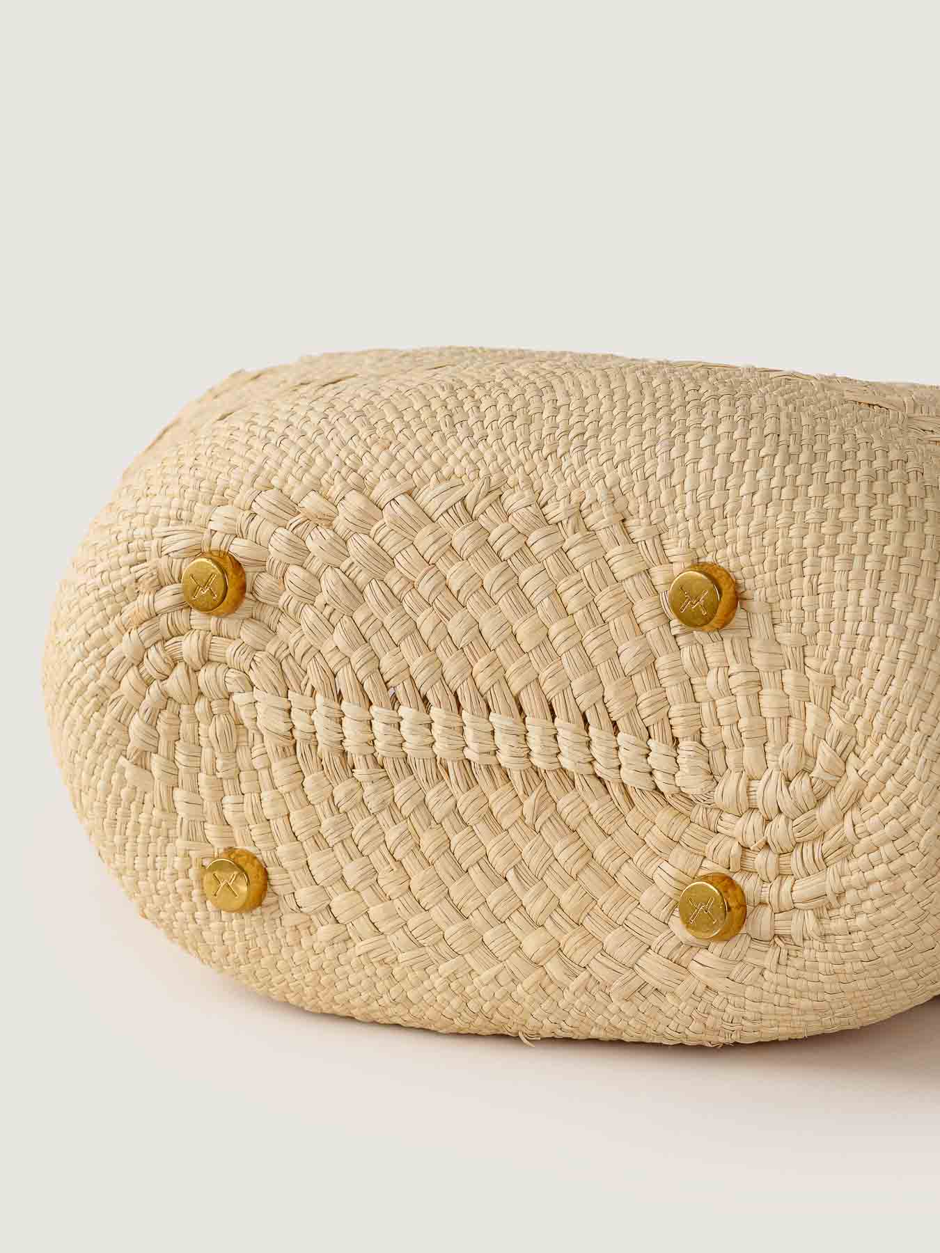 Cartagena Maxi iraca basket in hazelnut base with protective metal feet