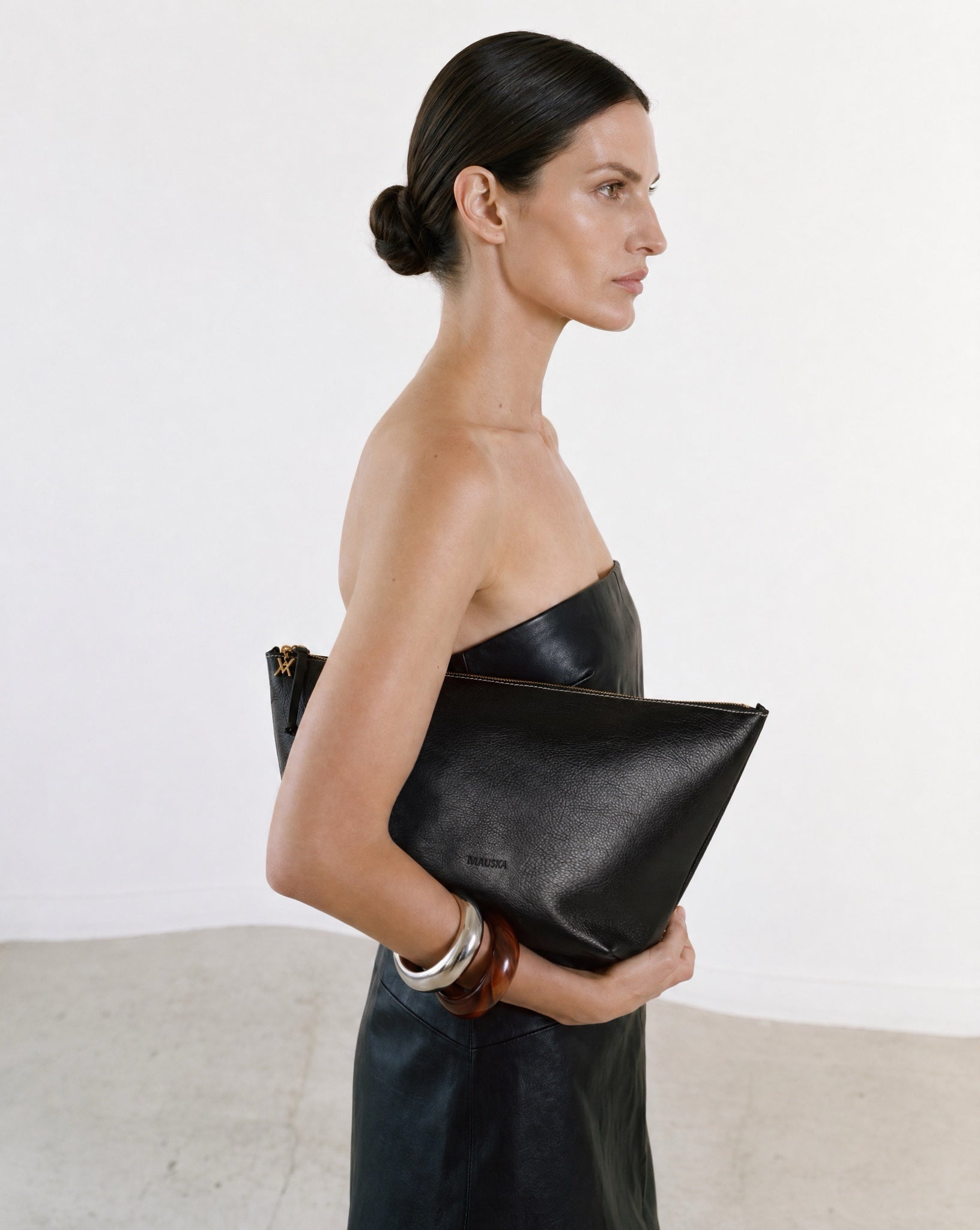 Model carrying the black Cartagena Pouch by MAUSKA.
