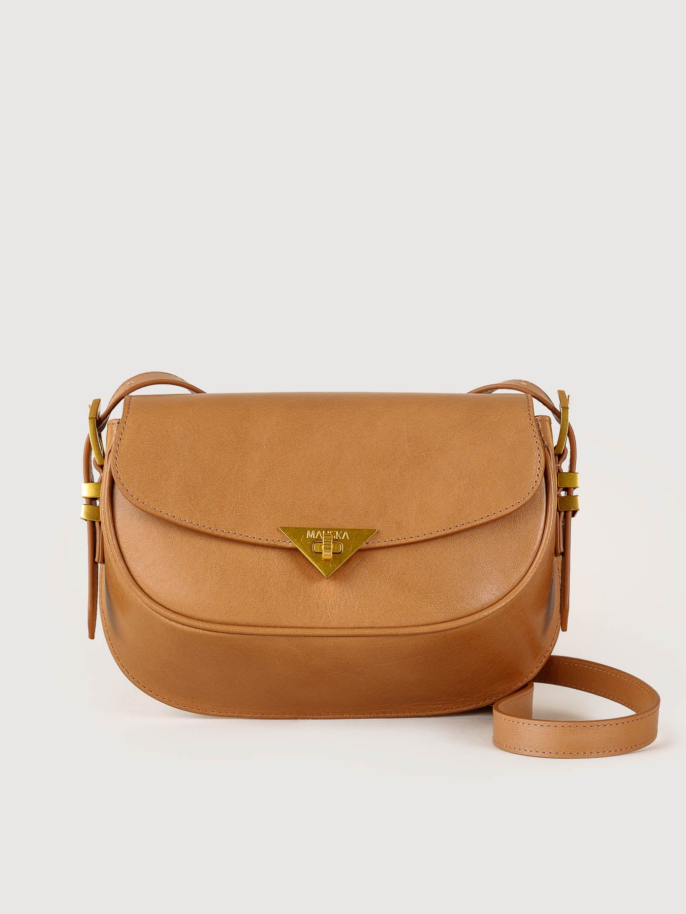 Front view of Castanuela Natural leather bag handcrafted in Spain.