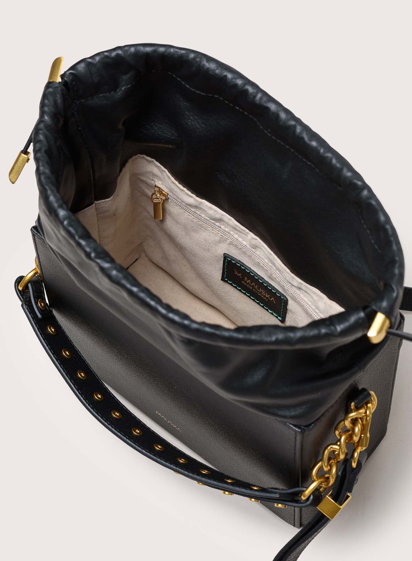 Interior view of the Colombo black calfskin leather bag by Mauska. Defined by its smooth texture and understated design, this fine leather goods piece is designed in San Sebastián and handcrafted in Ubrique, Spain.