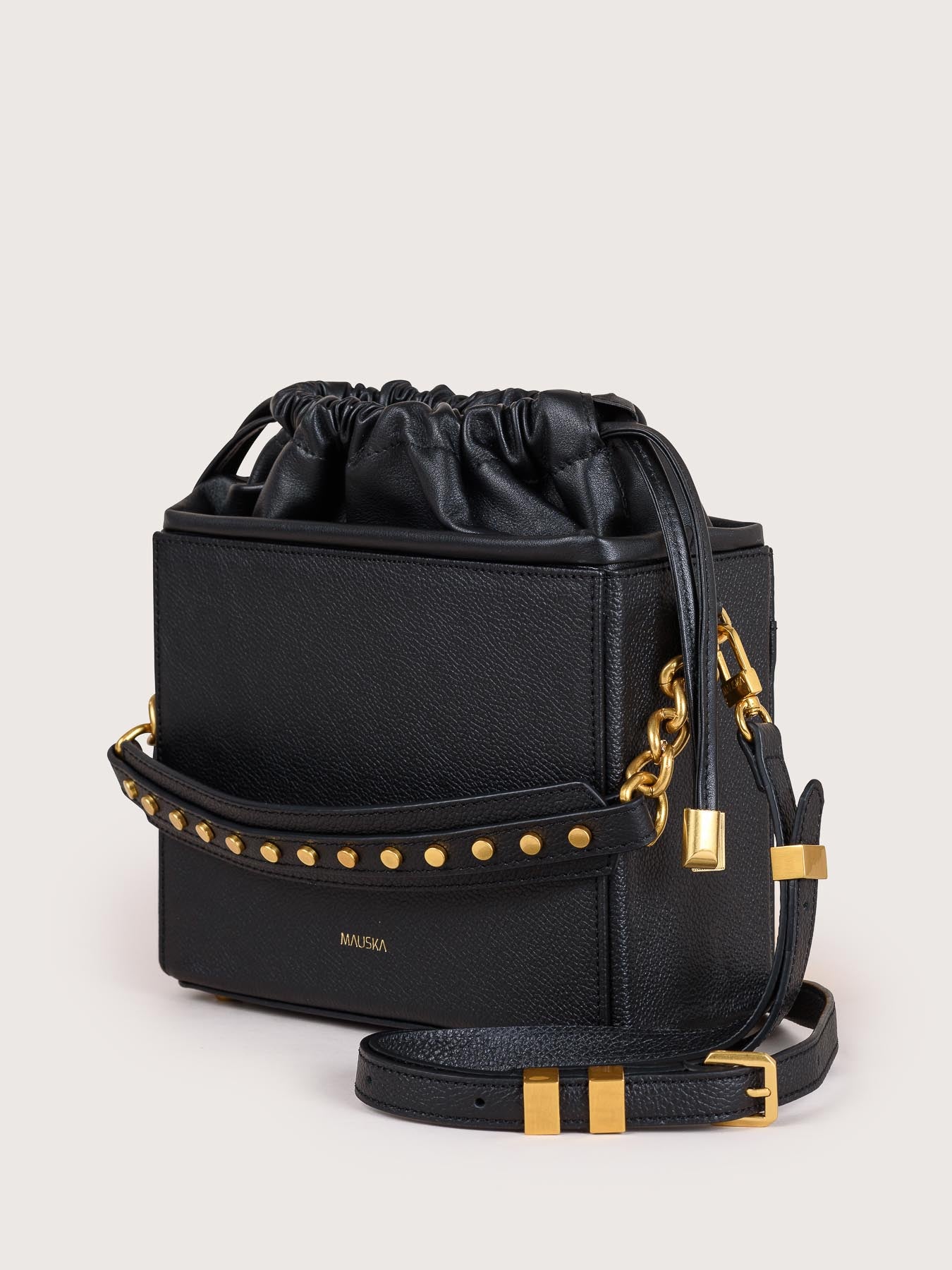 Profile view of the Colombo black calfskin leather bag by Mauska. Defined by its smooth texture and understated design, this fine leather goods piece is designed in San Sebastián and handcrafted in Ubrique, Spain.
