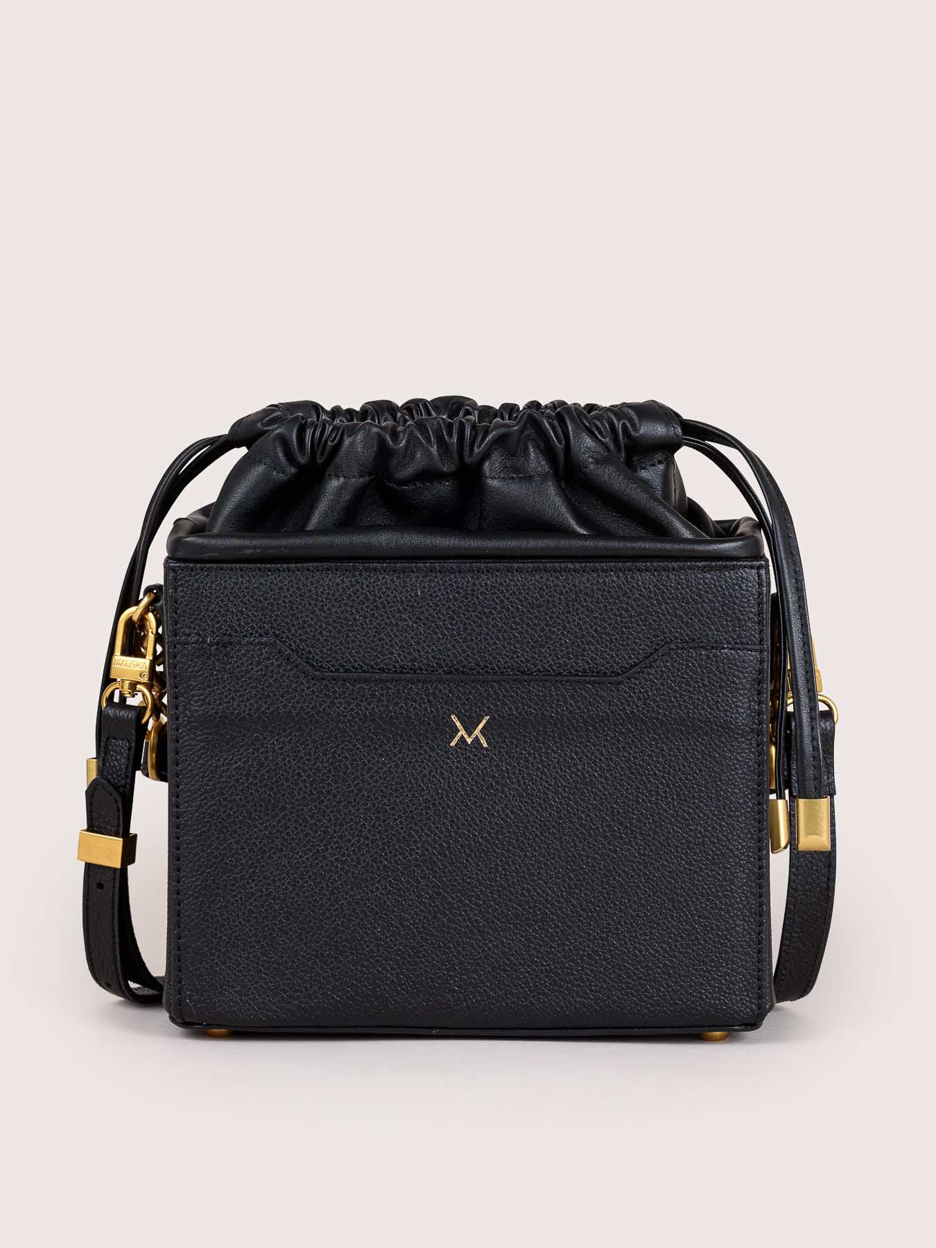 Rear view of the Colombo black calfskin leather bag by Mauska. Defined by its smooth texture and understated design, this fine leather goods piece is designed in San Sebastián and handcrafted in Ubrique, Spain.