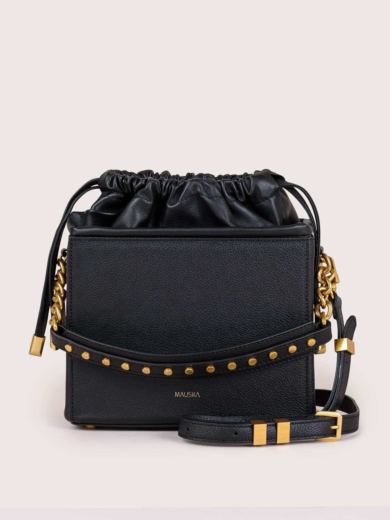 Front view of the Colombo black calfskin leather bag by Mauska. Defined by its smooth texture and understated design, this fine leather goods piece is designed in San Sebastián and handcrafted in Ubrique, Spain.