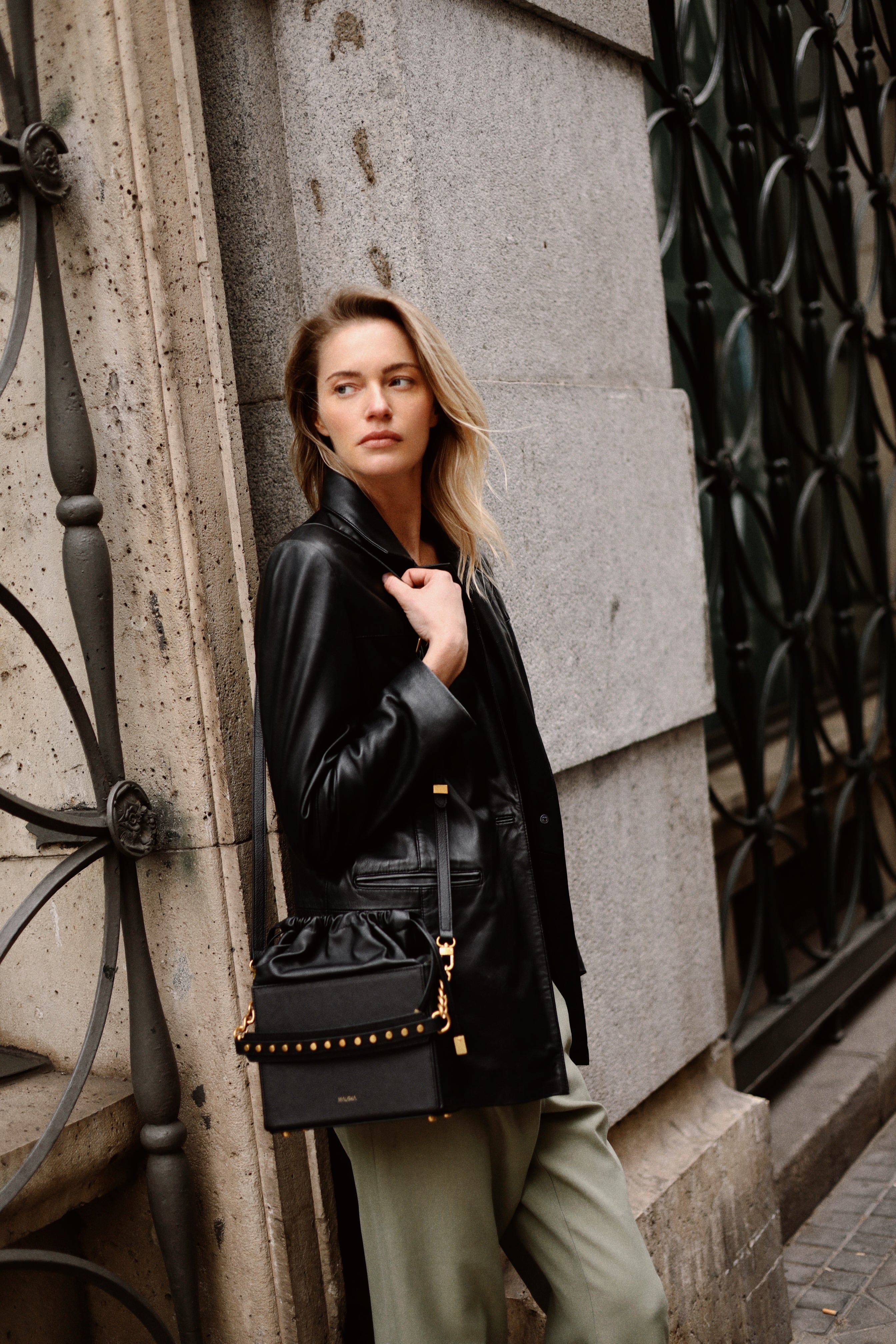 Styling look of the Colombo black calfskin leather bag by Mauska. Defined by its smooth texture and understated design, this fine leather goods piece is designed in San Sebastián and handcrafted in Ubrique, Spain.