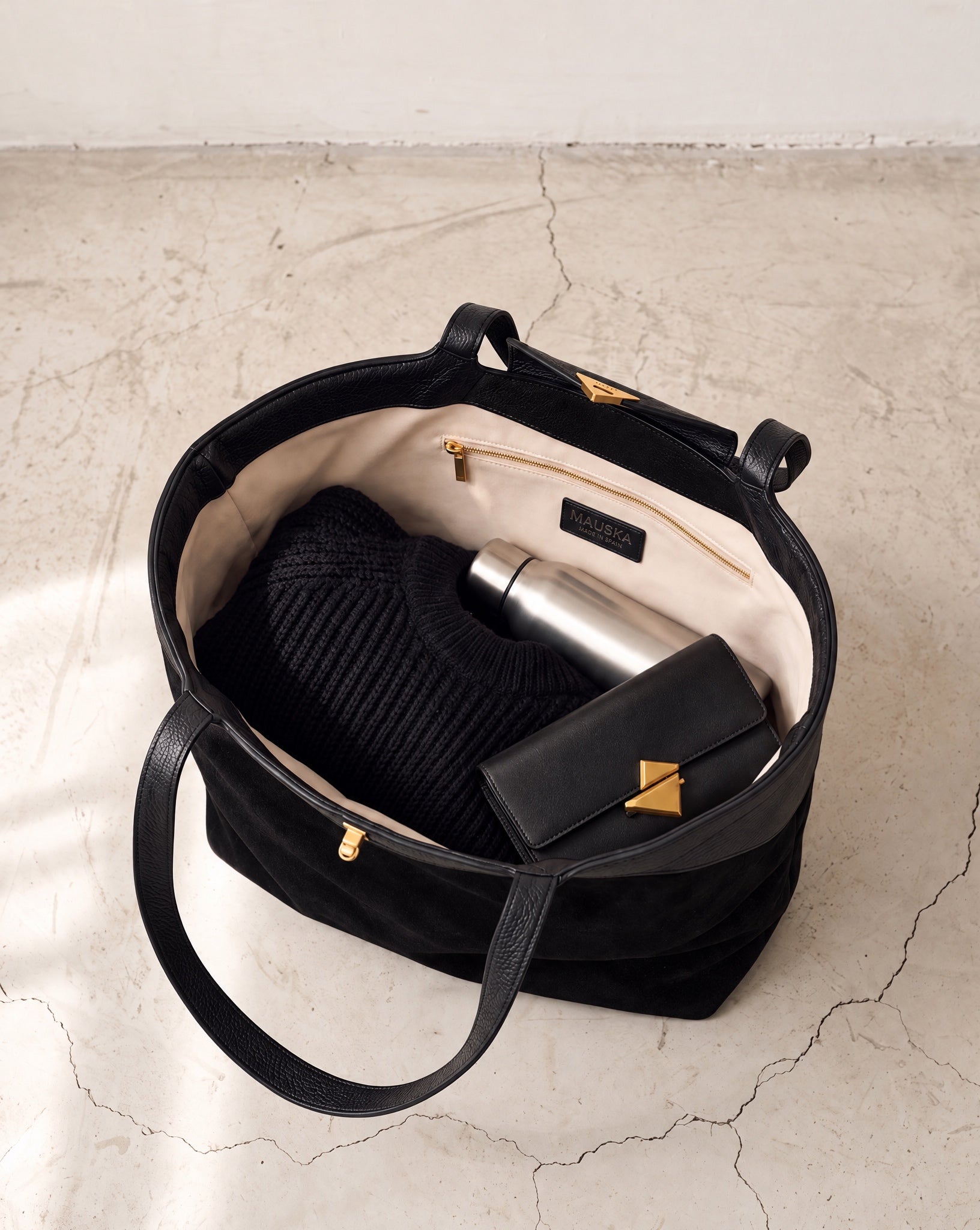 Interior of the Fantôme black tote bag with light beige cotton twill lining