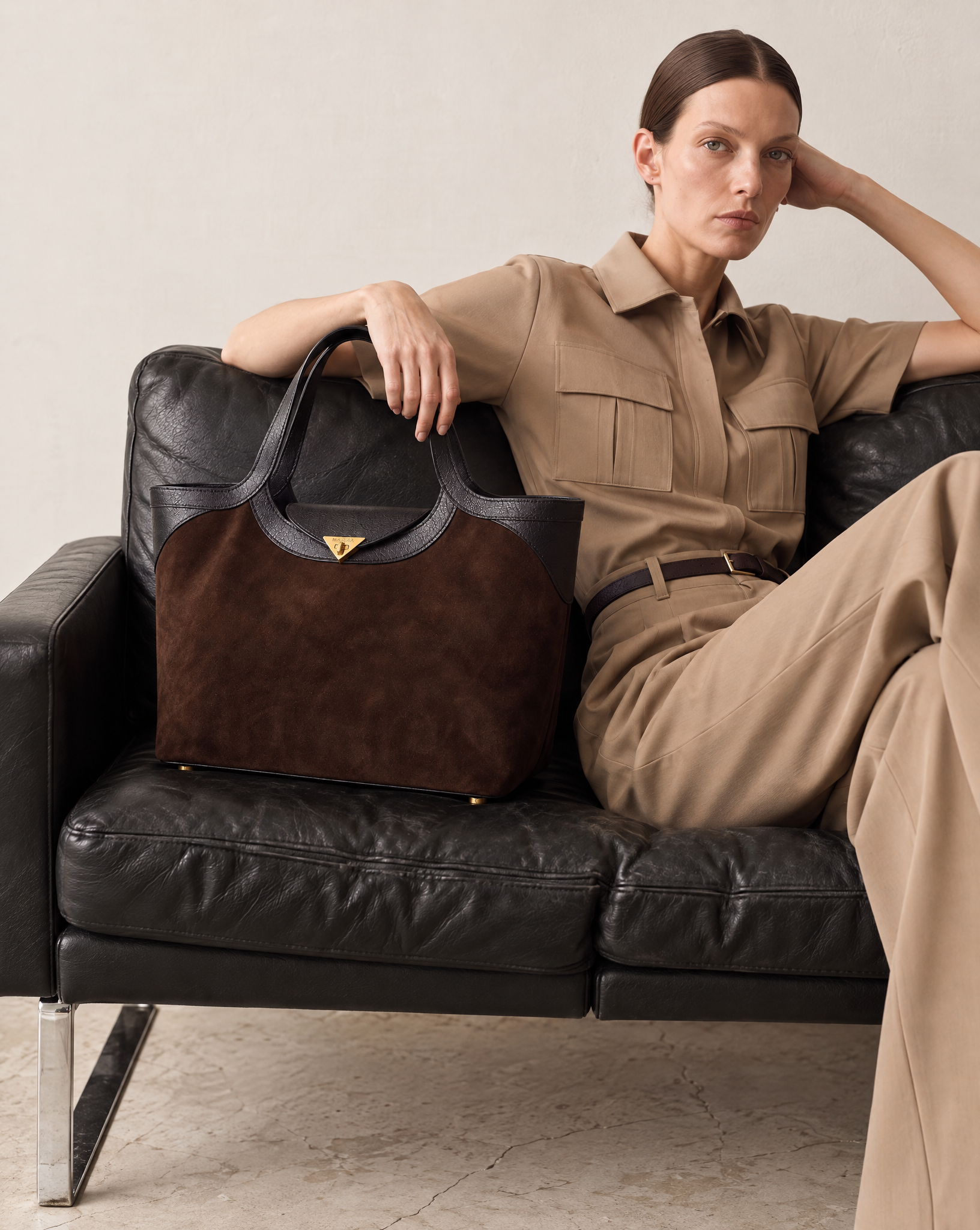 Model 2 carrying the Fantôme ebony suede and leather tote bag