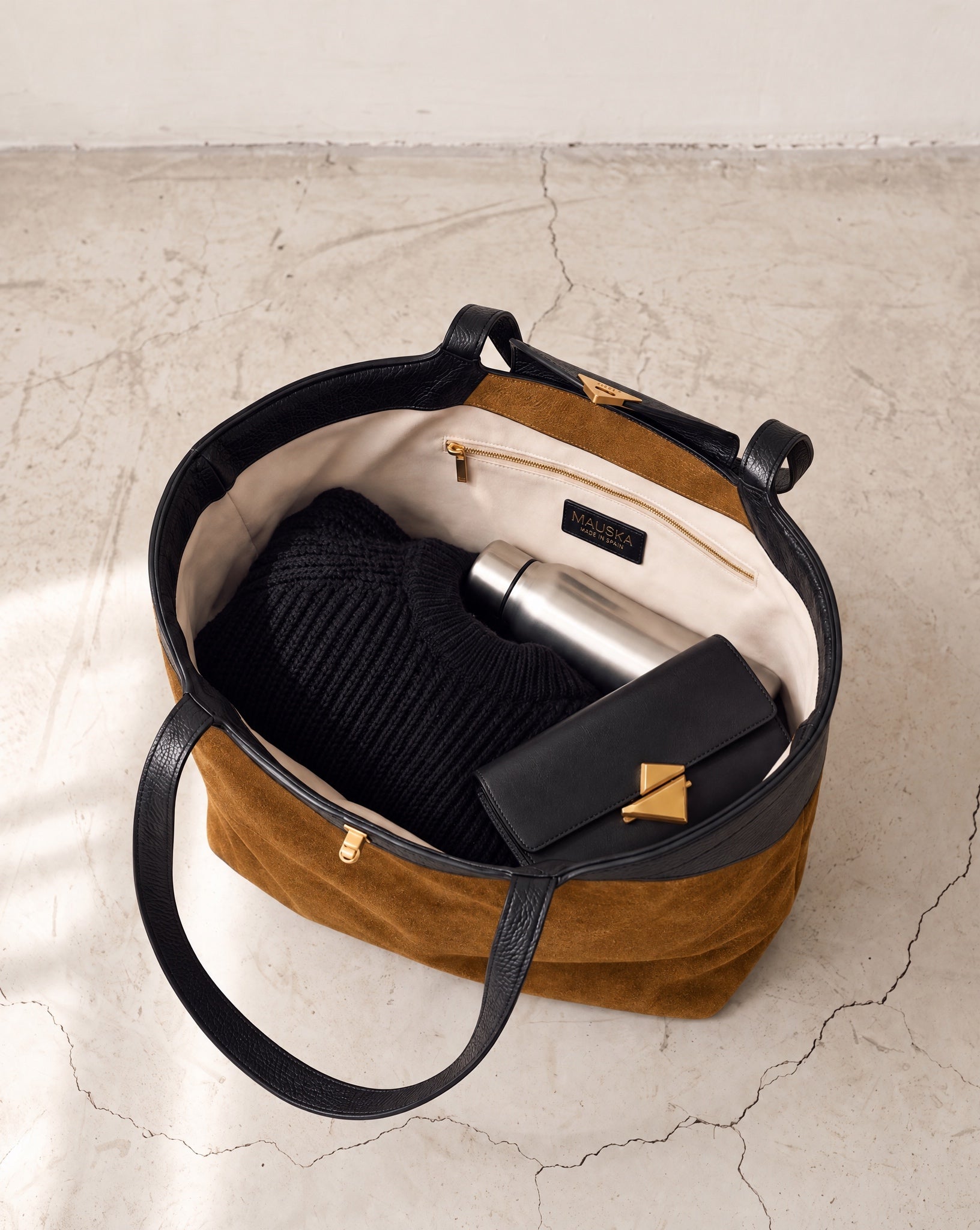 Interior of the Fantôme tobacco tote bag with light beige cotton twill lining
