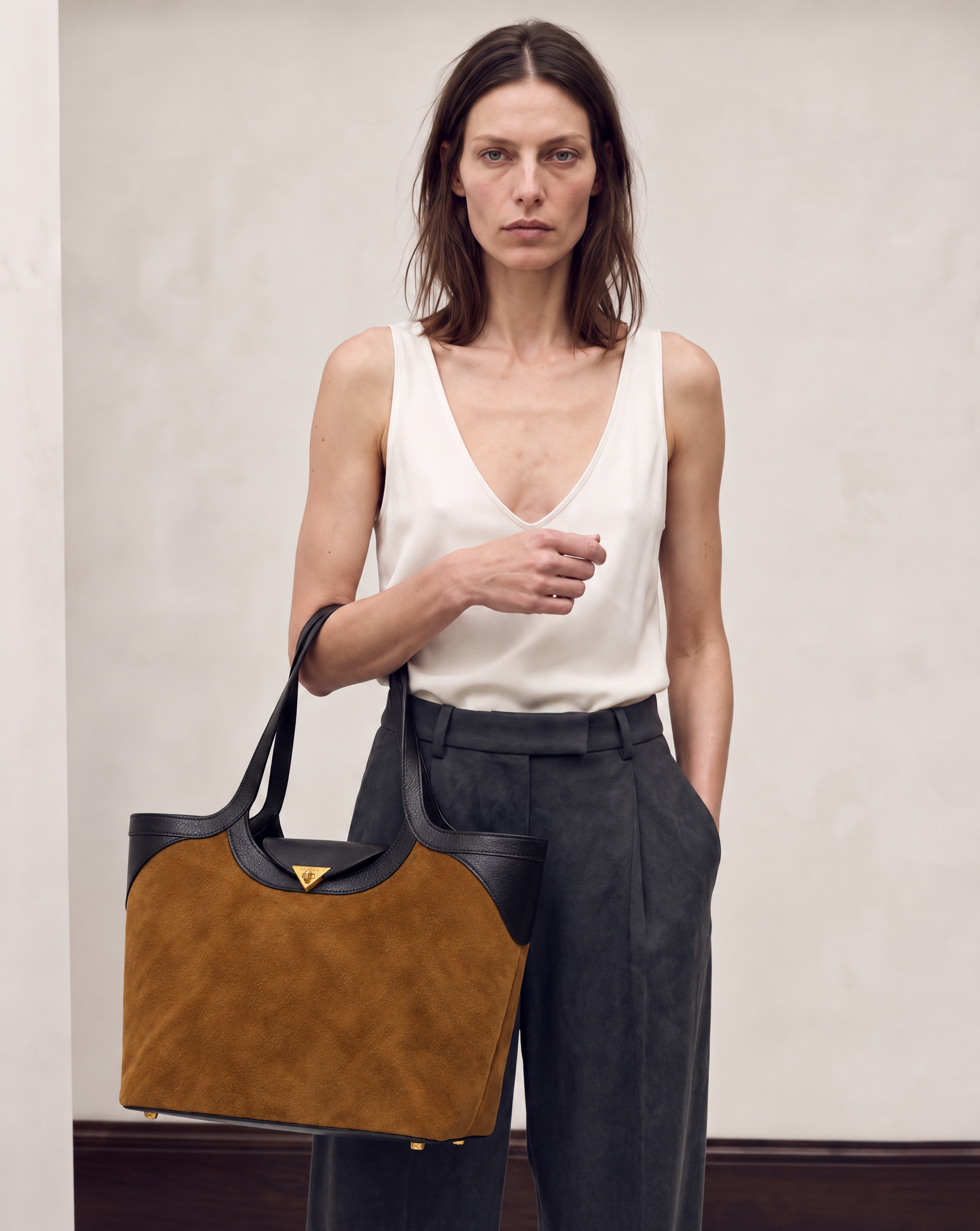 Model 2 carrying the Fantôme tobacco suede and leather tote bag